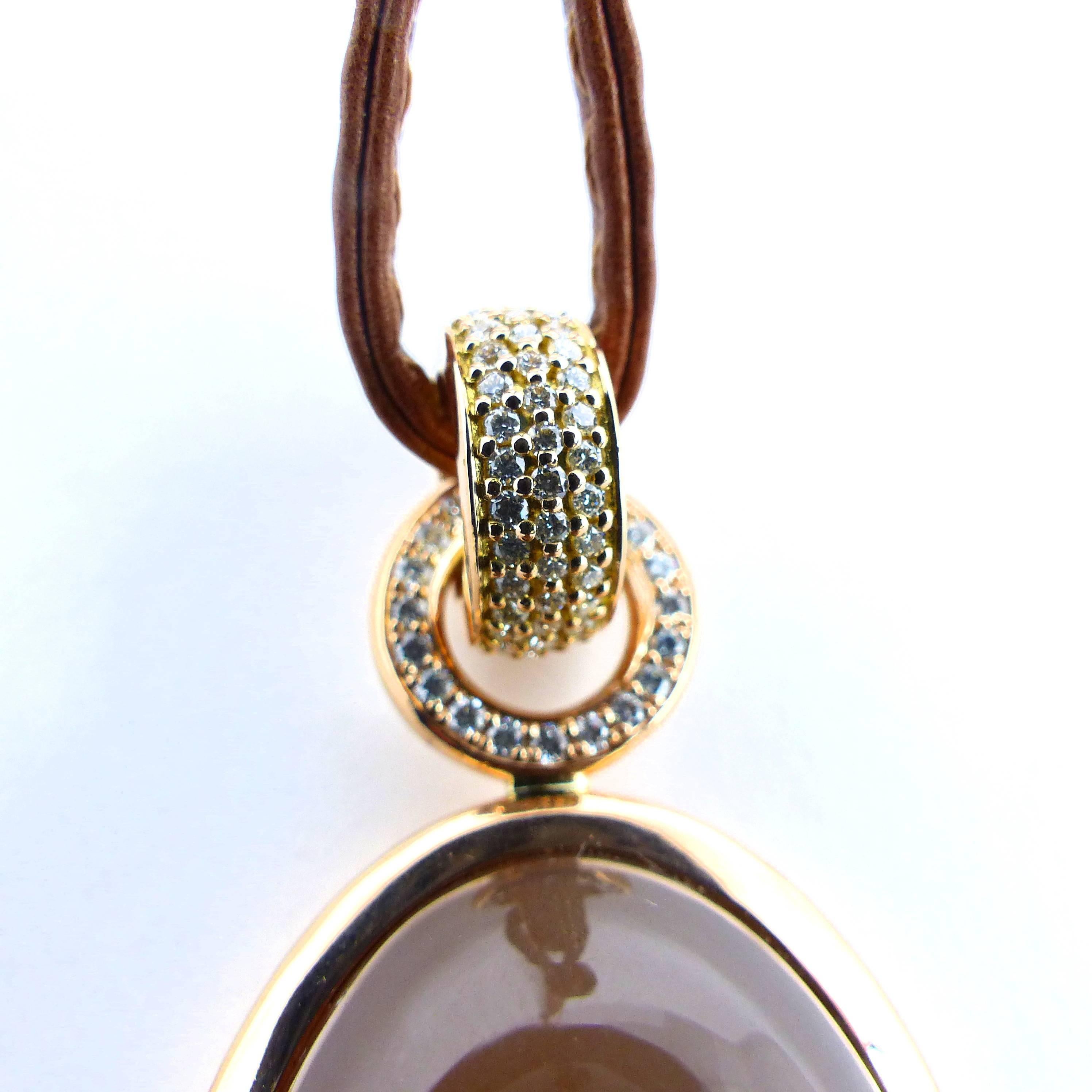 Taille ovale Pendentif en or rouge avec 1 cabochon de pierre de lune et diamants et 1 anneau en cuir en vente