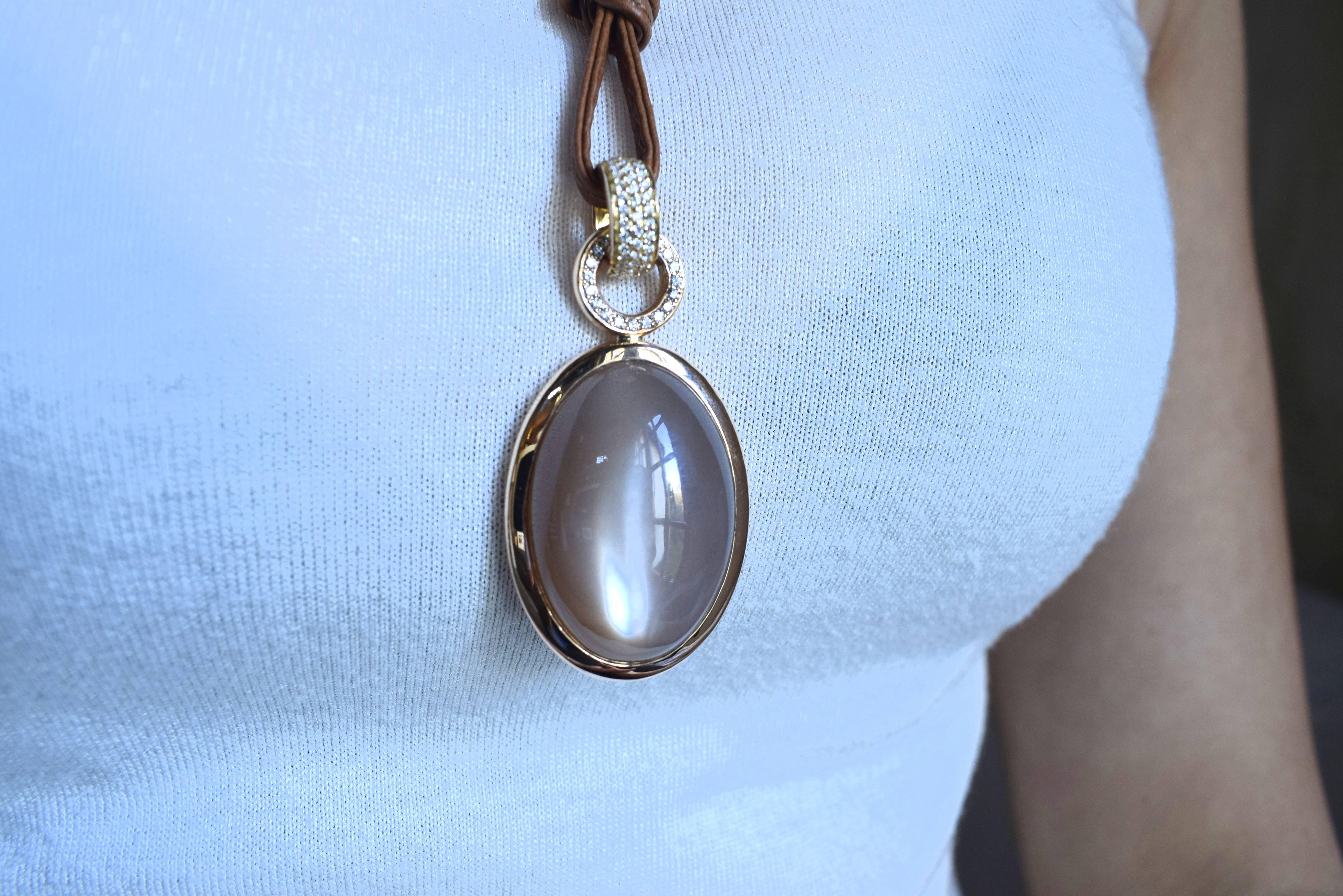 Oval Cut Pendant in Red Gold with 1 Moonstone Cabouchon and Diamonds and 1 Leather Band For Sale