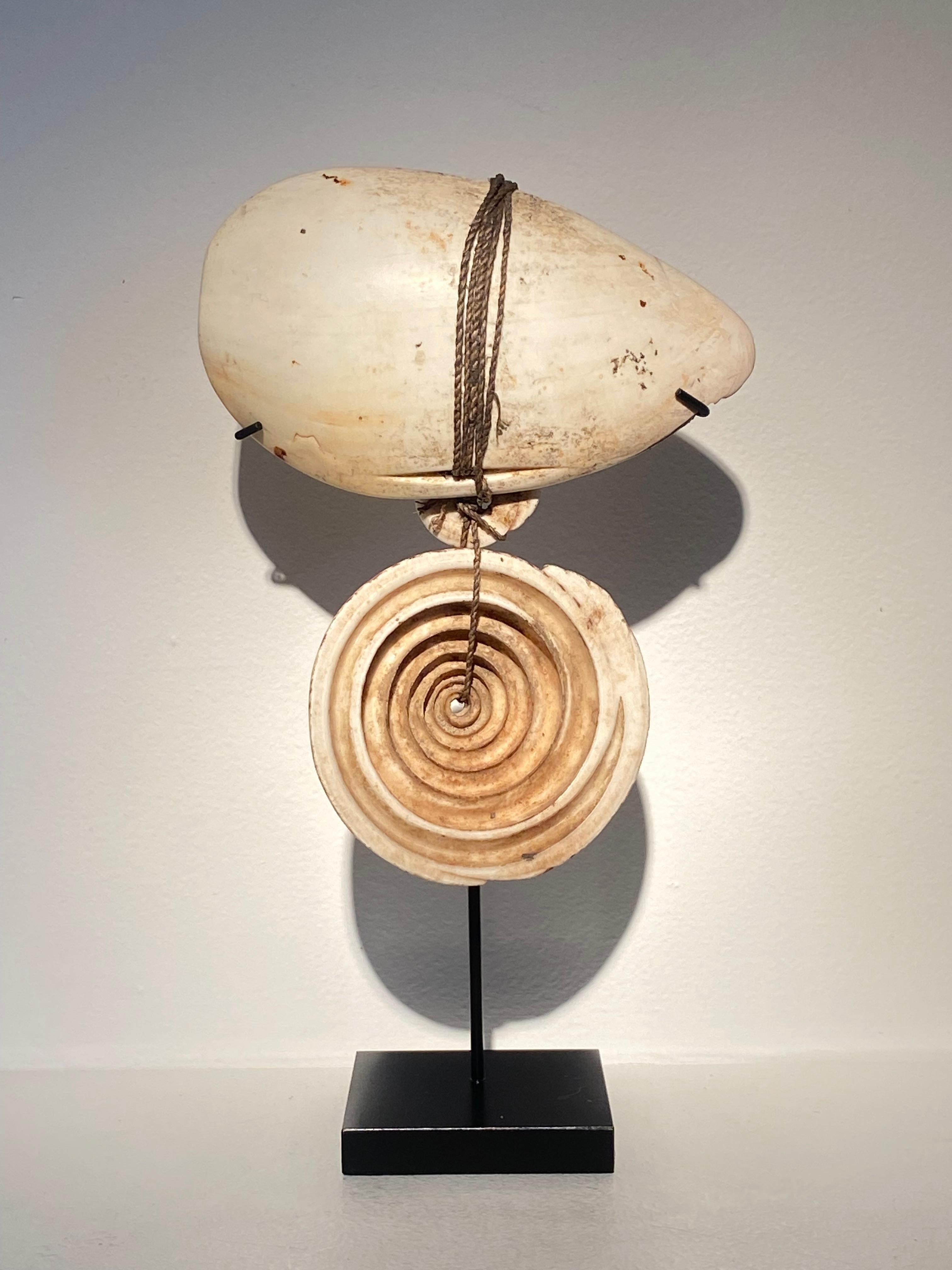 Beautiful pendant made out of 3 different Shell species,
from Papua-New-Guinea from the 1960 ies,
the shells have a good and old patina and shine,
the pendant was used during ceremonies and was also used as an exchange object,
very decorative object