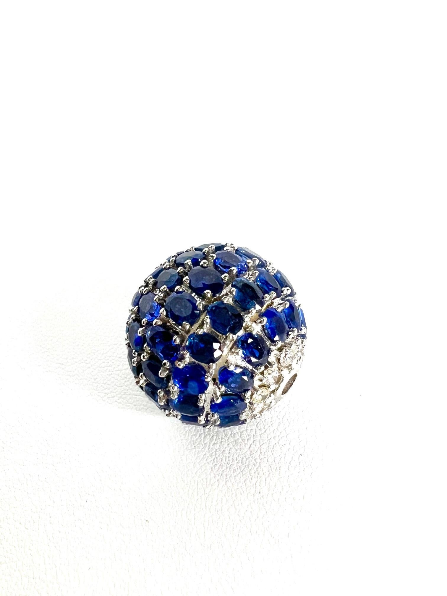 Thomas Leyser è famoso per i suoi design di gioielli contemporanei che utilizzano pietre preziose.

Questo pendente in oro bianco 18k da 15,5gr. con 73 zaffiri ovali e 17,50cts. e 18 diamanti G/VS e 0,85cts. ha la forma di una perla con diametro di