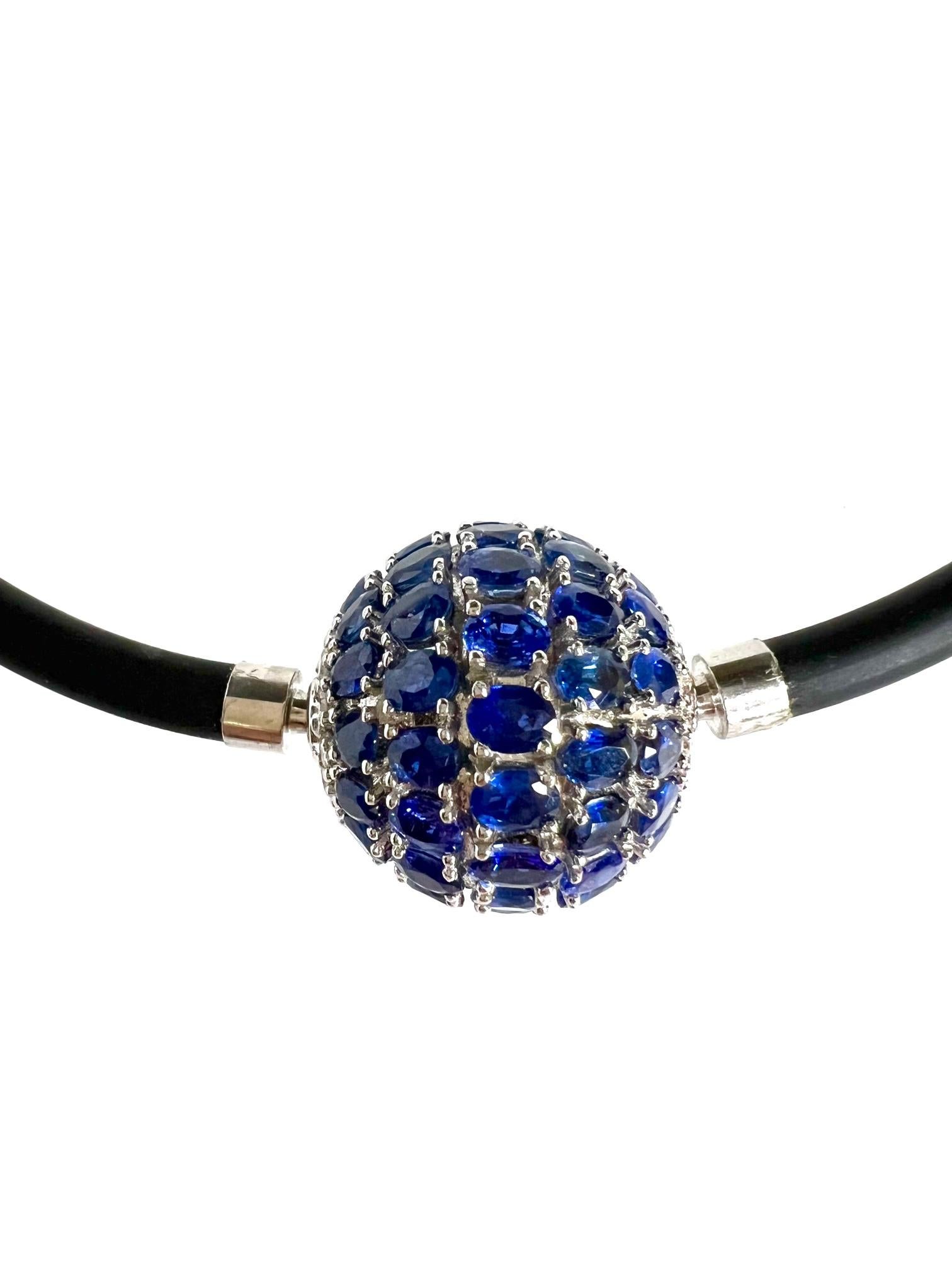 Contemporary Clasp - Pendant in White Gold with Sapphires and Diamonds For Sale