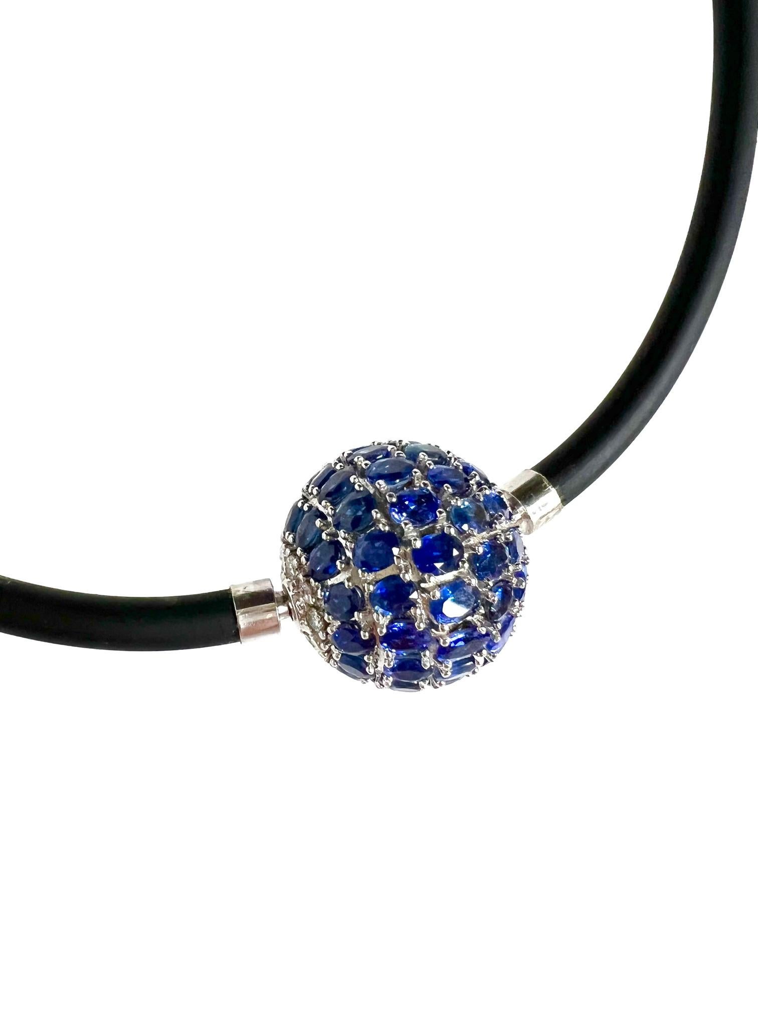 Brilliant Cut Clasp - Pendant in White Gold with Sapphires and Diamonds For Sale