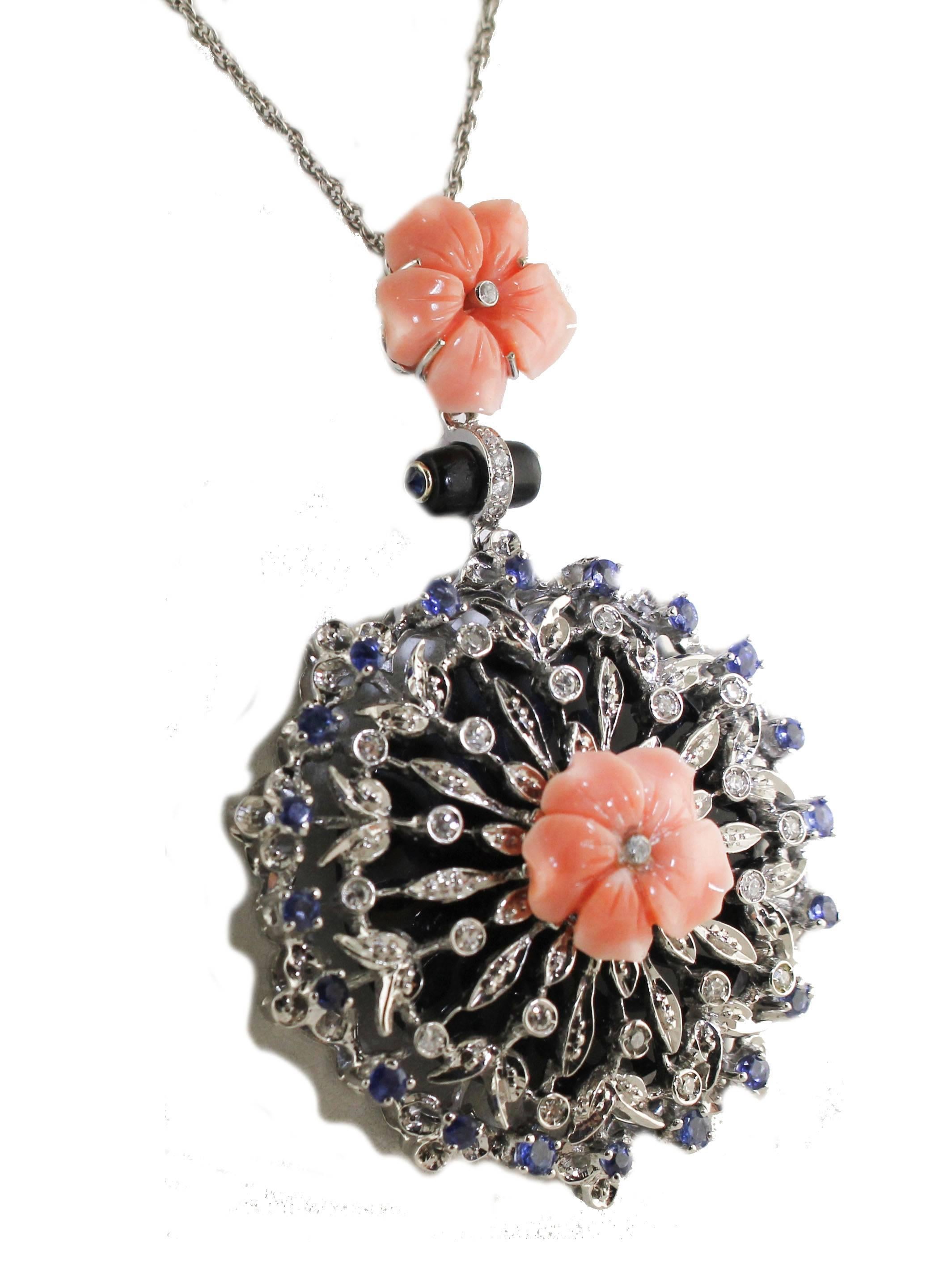 Fantastic pendant in 14kt white gold, studded with diamonds 0.16 ct, and sapphires ct 1.55, with two beautiful pink coral flowers 1.40 grams and onyx 2.70 grams. Gold-plated silver chain, as a gift. Total weight gr 19.45.
Diamonds ct 0.16
Coral gr