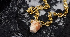 Pendant in Yellow Gold with Butterfly Crown on Carved Cameo Shell Skull