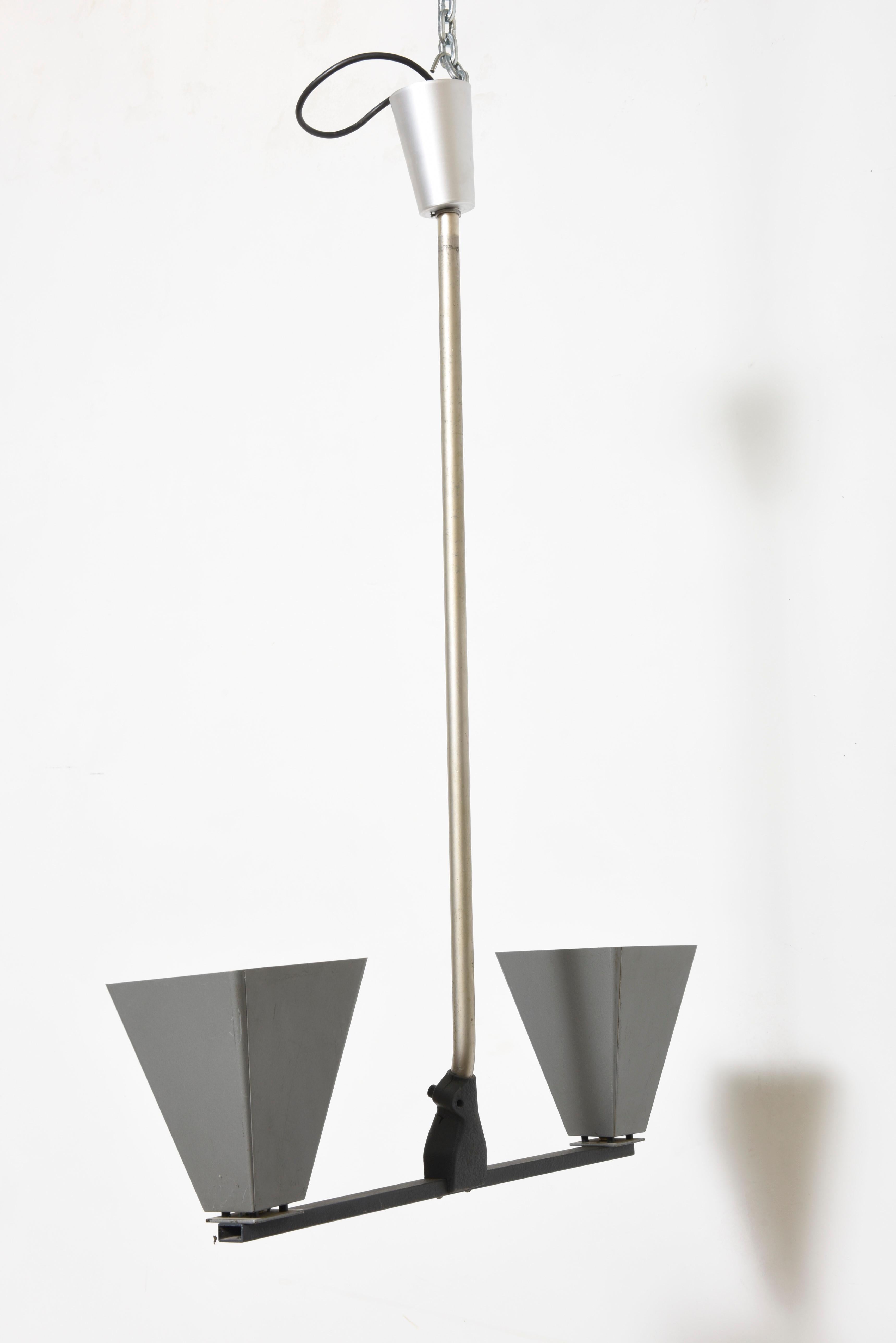 Luminaires industriels à suspension pyramidale, vers 1960, France. Deux disponibles en état original, recâblés E27 usage US. Expédition complémentaire.