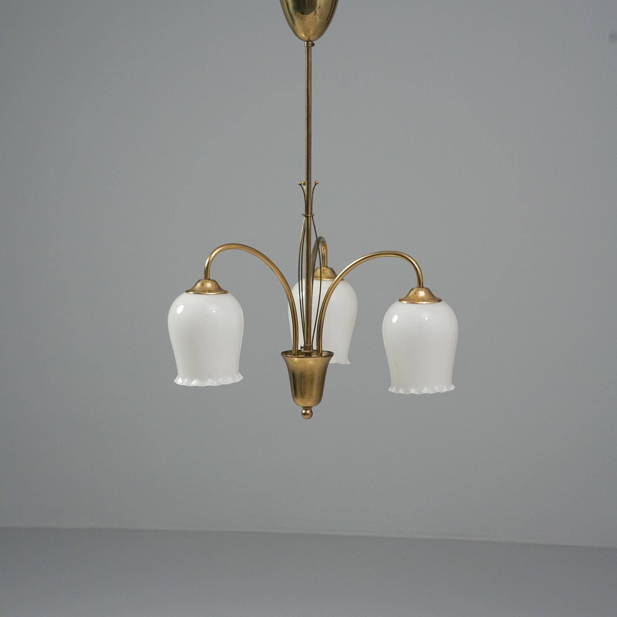 Colgante, fabricado por Itsu, años 50. Tulipas de cristal, marco de latón. Marca del fabricante. Buen estado vintage, pátina menor acorde con la edad y el uso. 