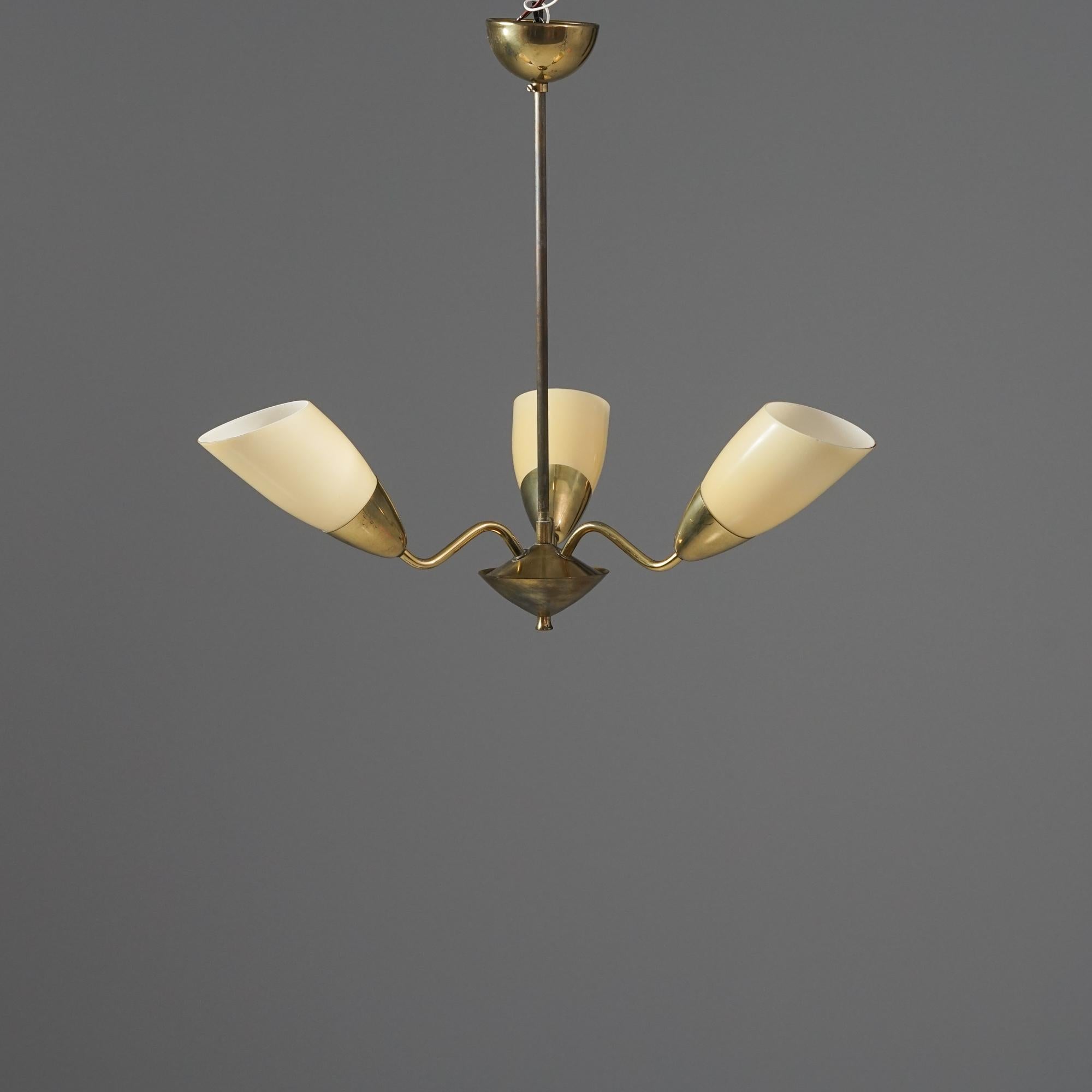 Ciondolo, prodotto da Itsu Oy, anni '50. Struttura in ottone con paralumi in vetro opalino. Contrassegnato. Buone condizioni vintage, lieve patina coerente con l'età e l'uso.