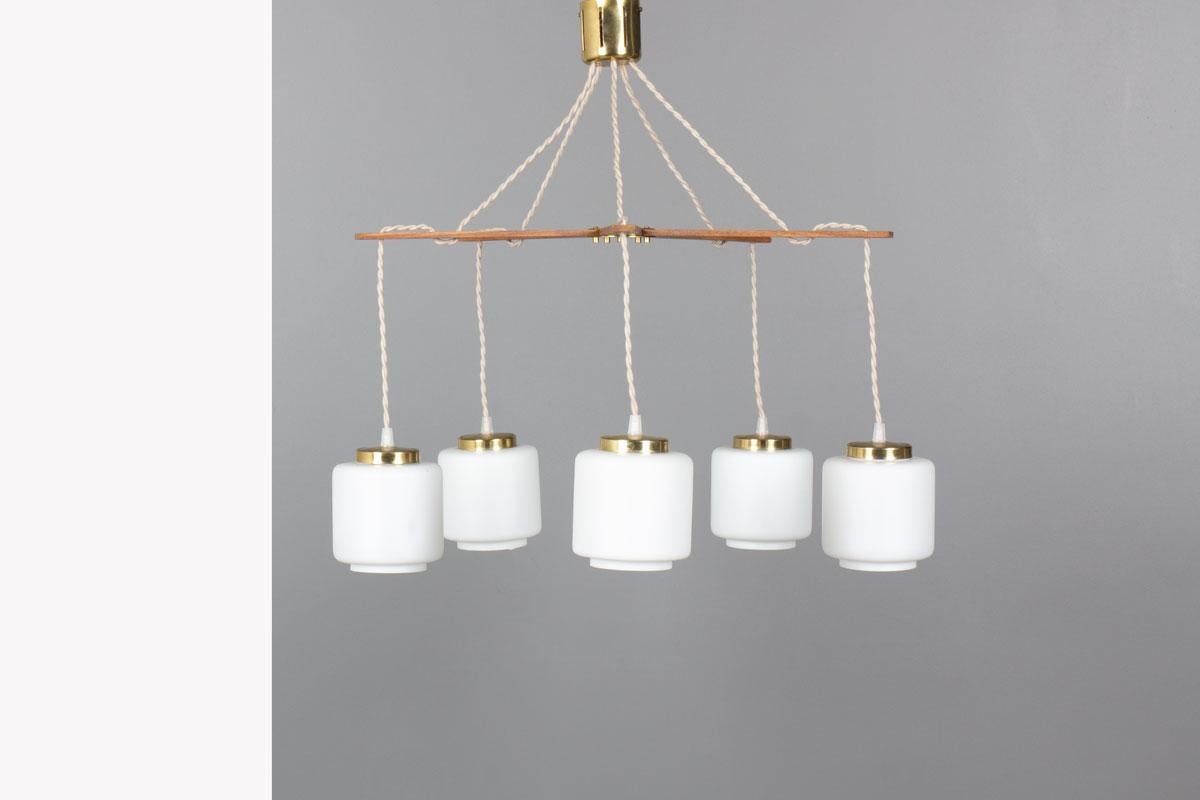Lampada a sospensione vintage proveniente dalla Francia degli anni '50
Pezzo centrale in teak, paralume in opalina bianca
Filo beige
5 punti luce
Lampadina E27