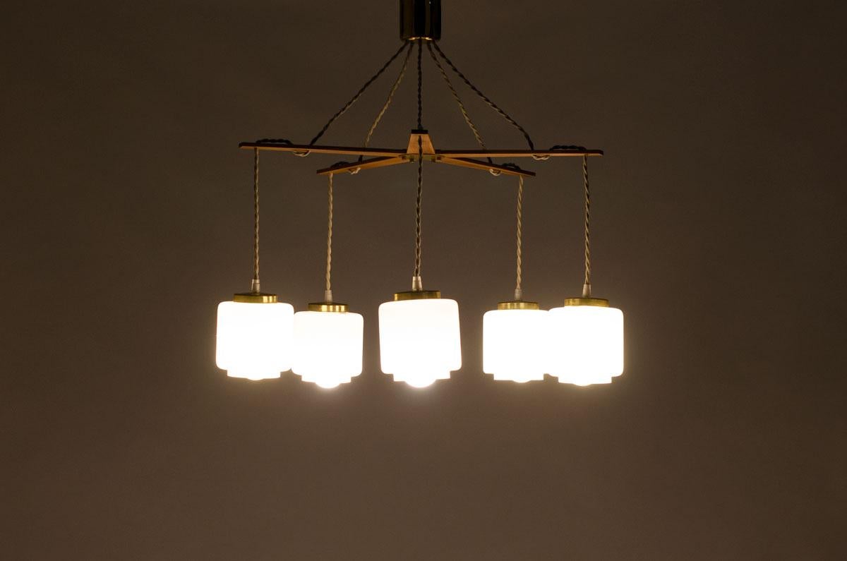 Francese Lampada a sospensione a 5 luci in teak e opalina 1950 in vendita