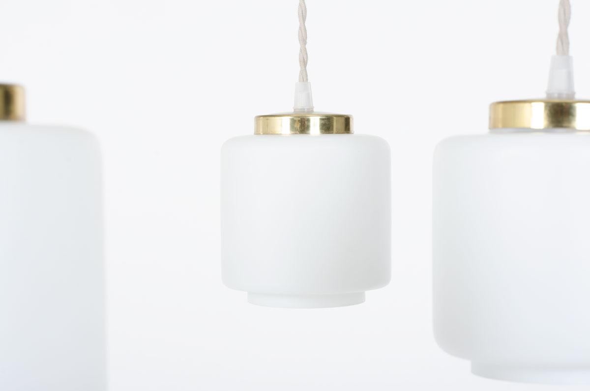 Ottone Lampada a sospensione a 5 luci in teak e opalina 1950 in vendita