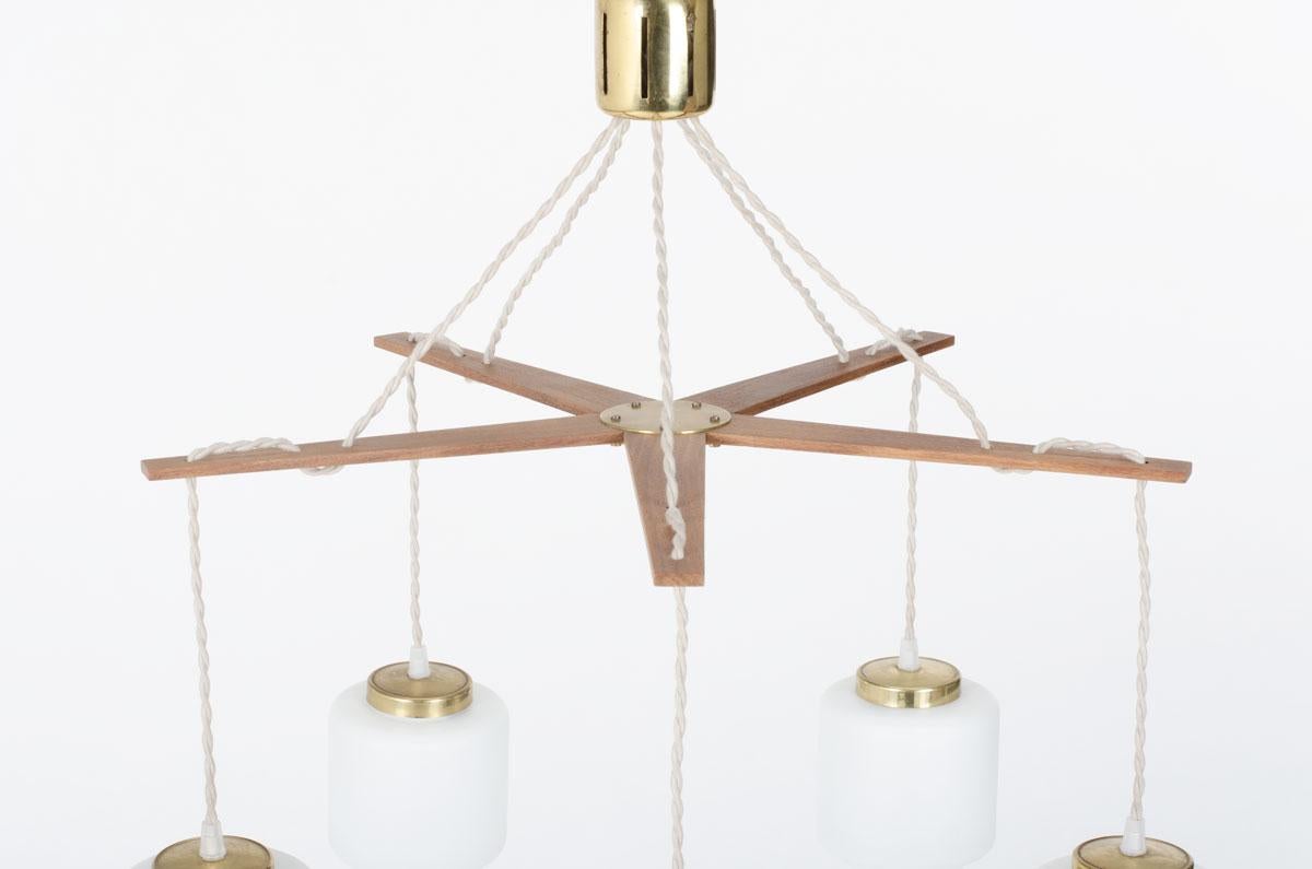 Lampada a sospensione a 5 luci in teak e opalina 1950 in vendita 1