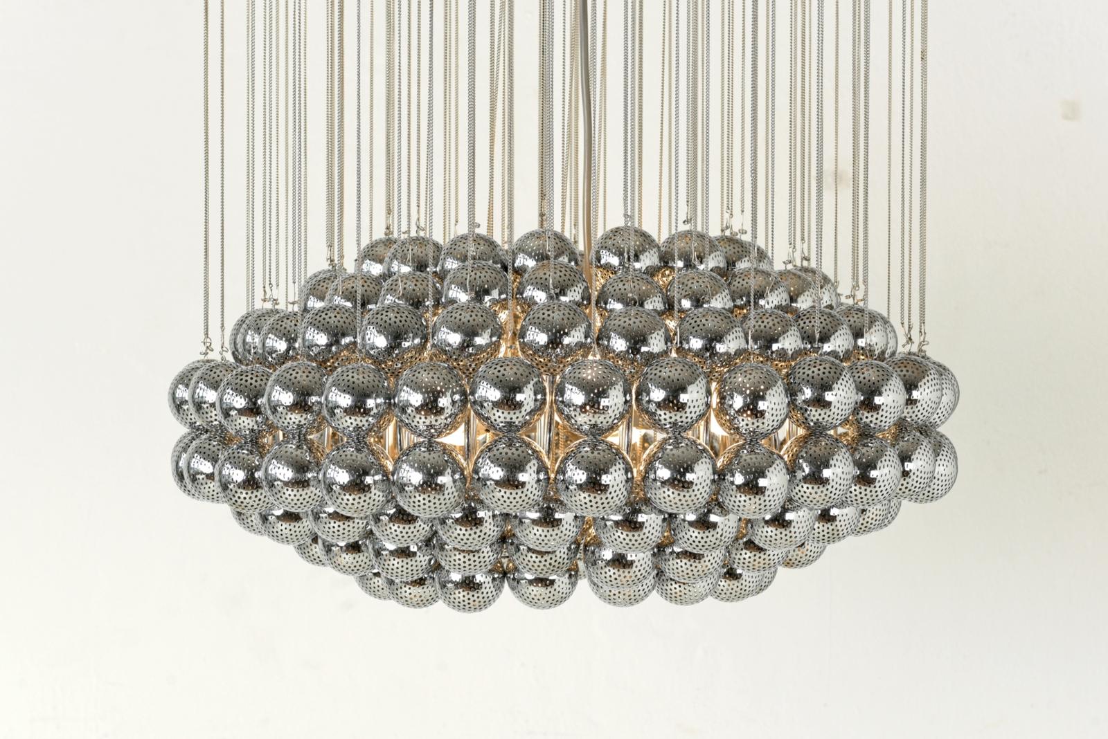 H 120 cm W 65 cm D 65 cm

Material: ceiling plate aluminum, 198 perforated, chrome-plated brass balls on chrome-plated chains, 6 burners E 27.

Condition: good

Special features: with few signs of use. We are offering a highly unusual lighting