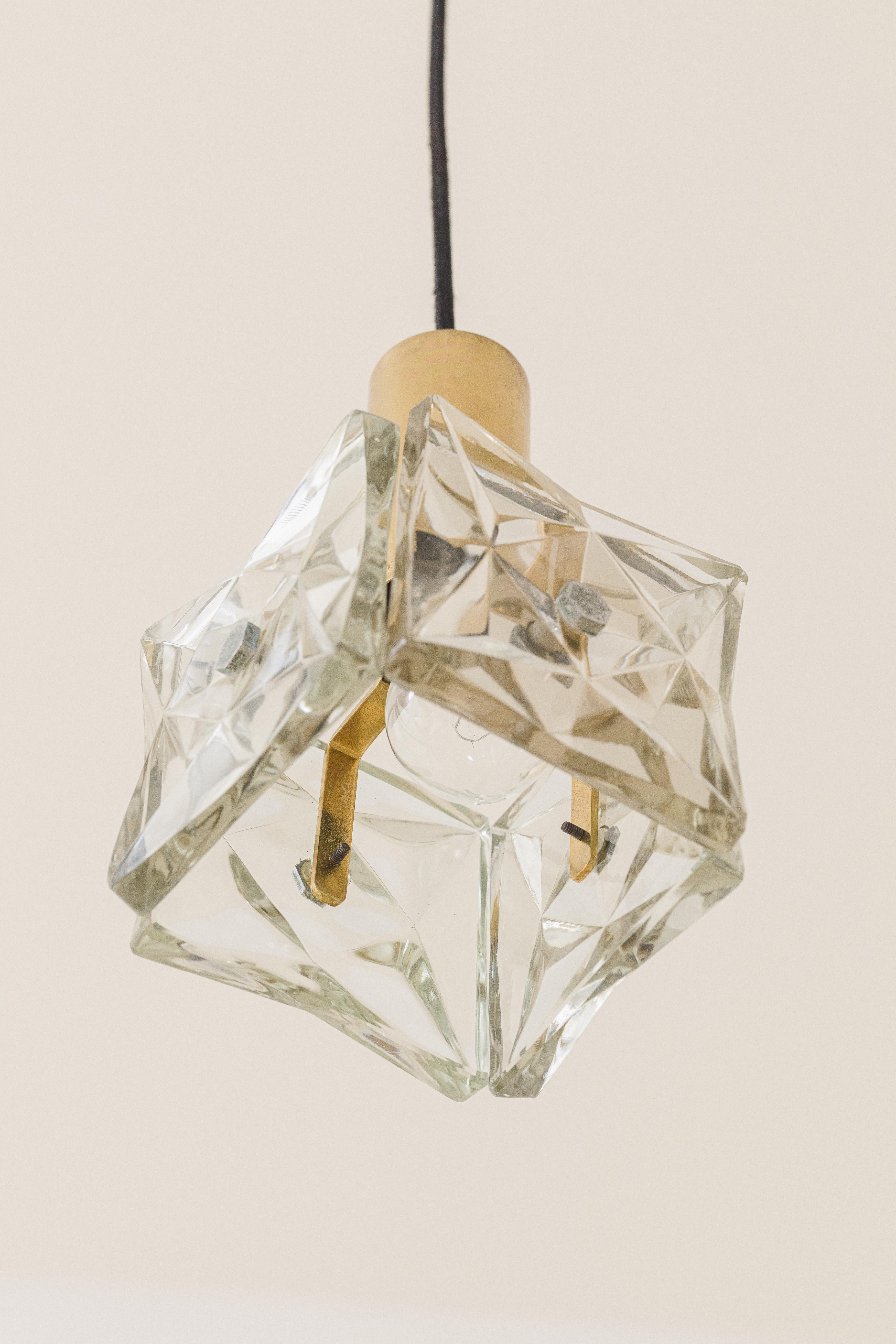 Laiton Lampe suspendue, laiton et verre prismatique, Lustres Pelotas Brazilian Design, années 1950 en vente