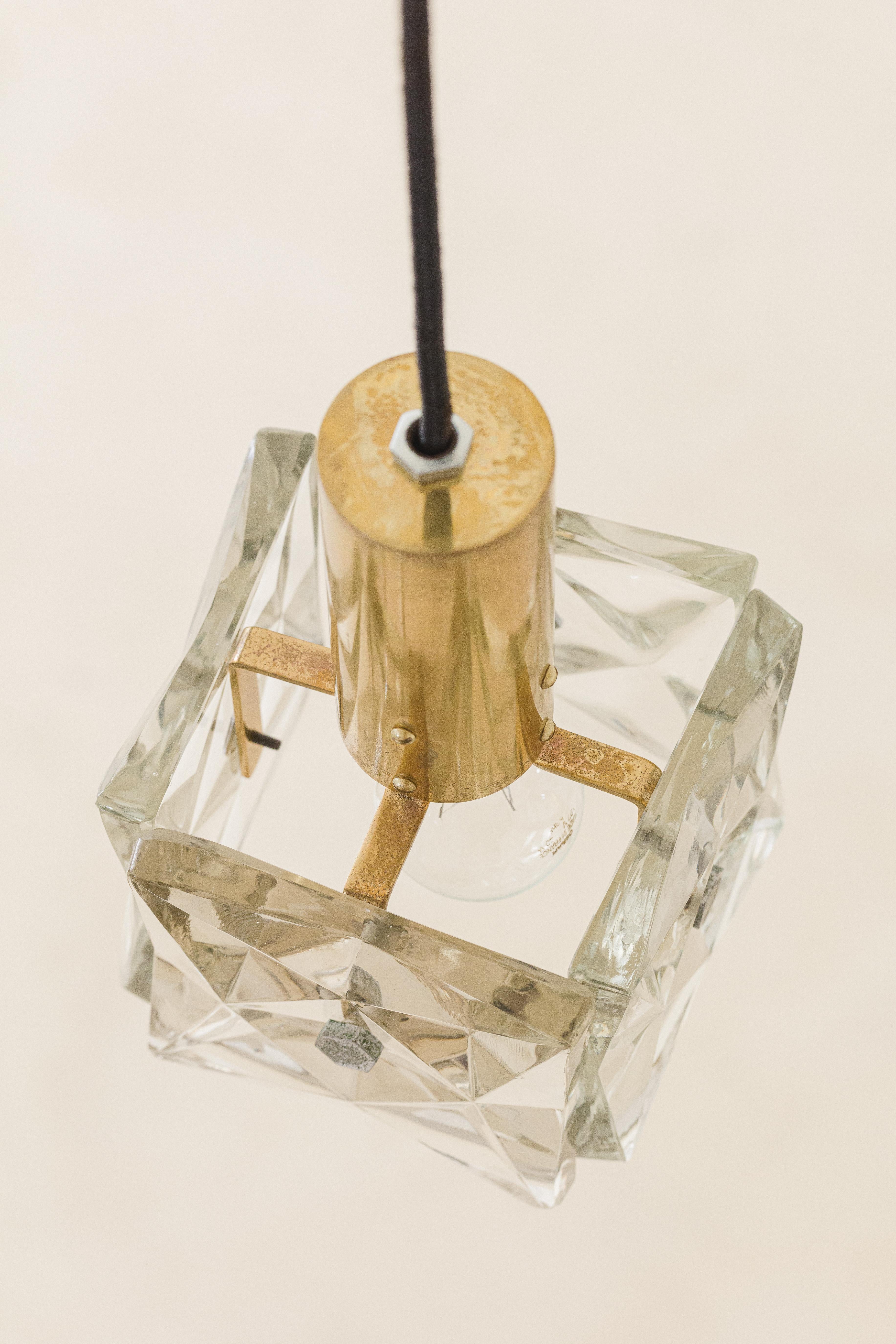 Lampe suspendue, laiton et verre prismatique, Lustres Pelotas Brazilian Design, années 1950 en vente 1