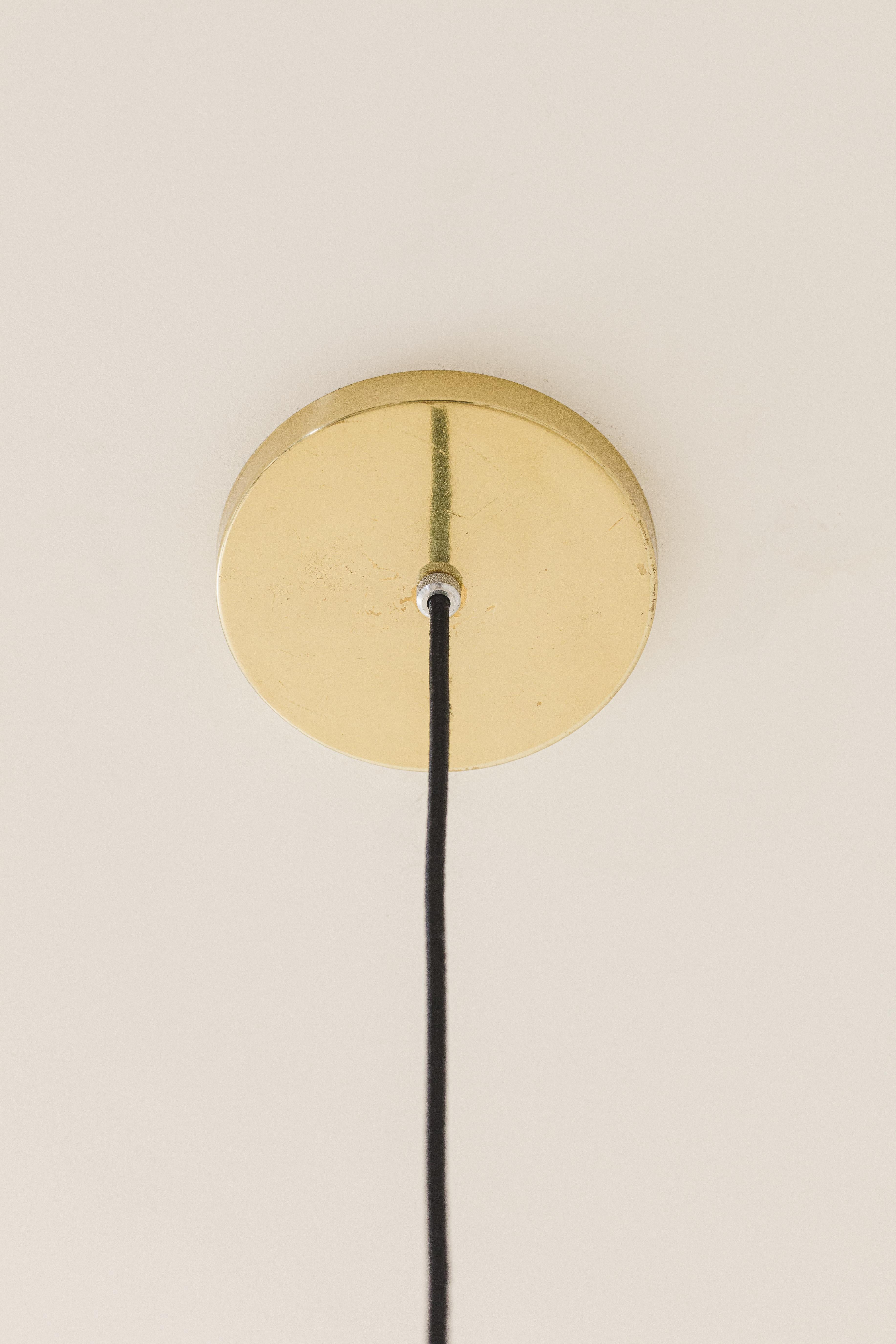 Lampe suspendue, laiton et verre prismatique, Lustres Pelotas Brazilian Design, années 1950 en vente 2