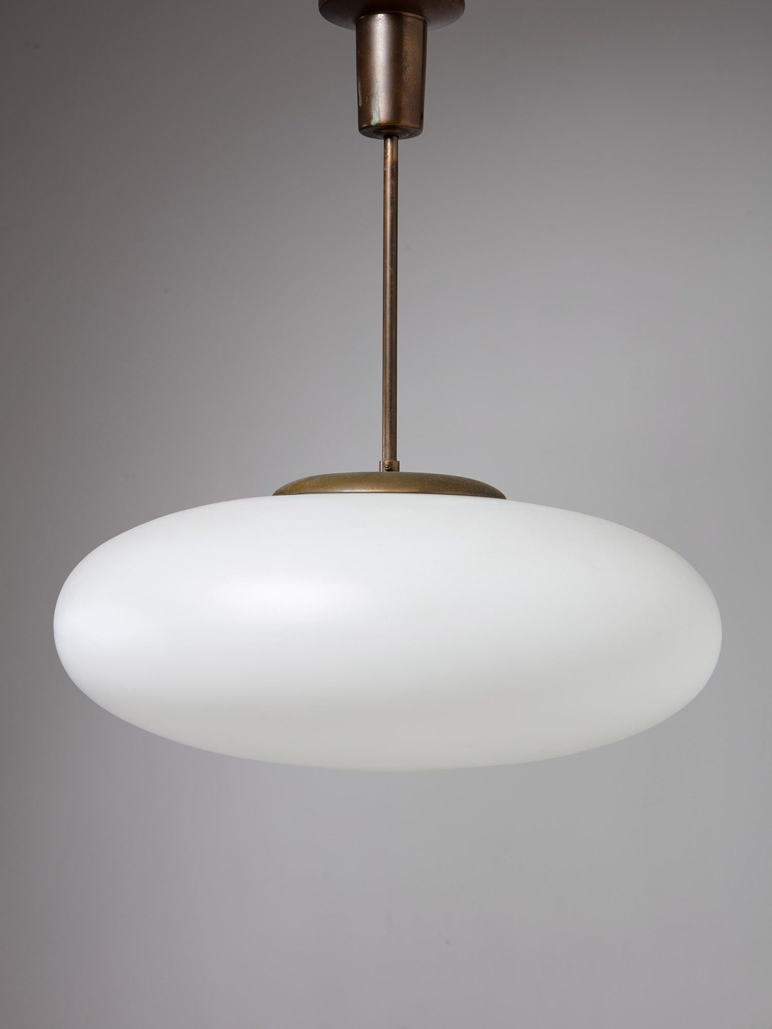 Lampada a sospensione di grandi dimensioni prodotta da Arredoluce.
Paralume opalino sostenuto da una struttura metallica minimale.