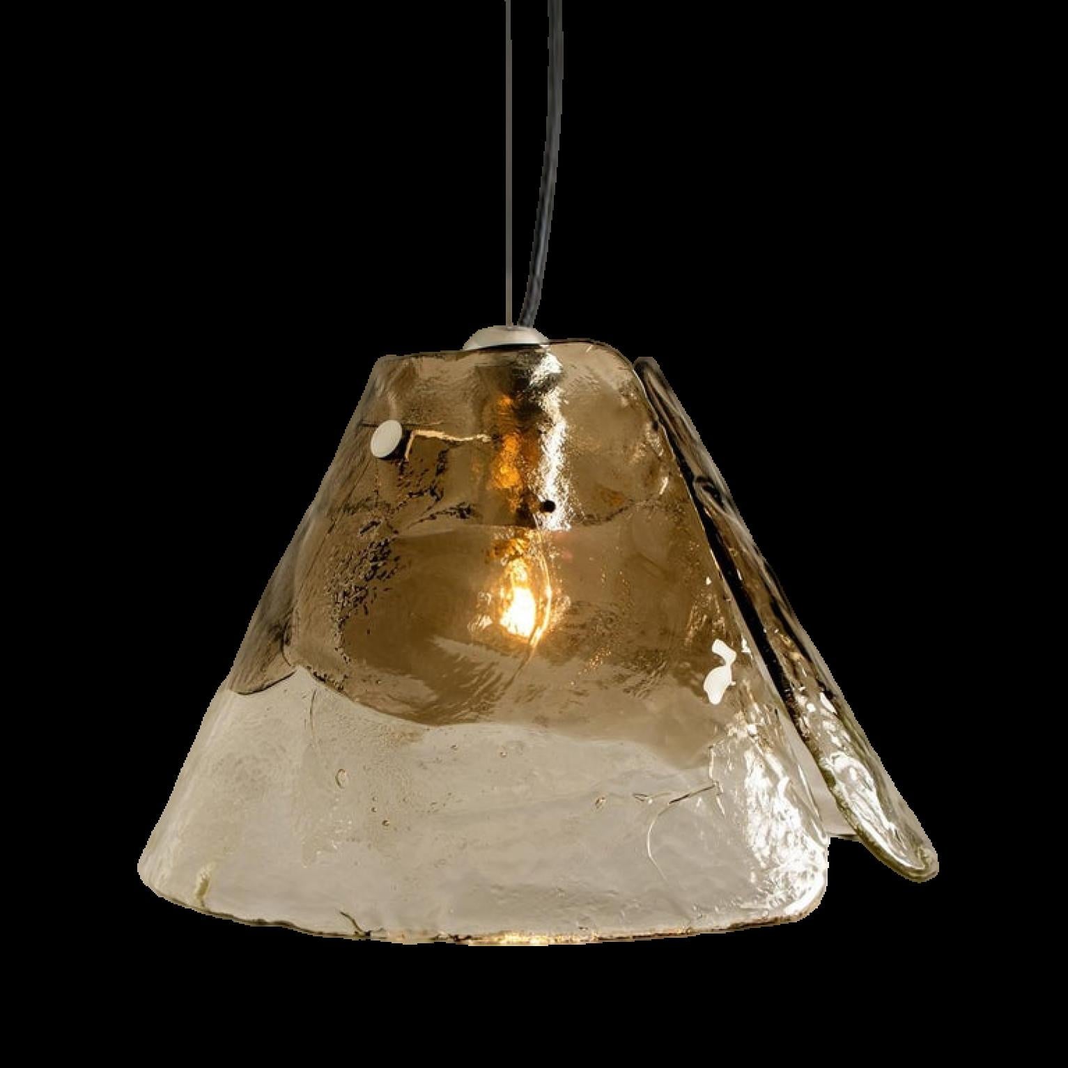 Hängeleuchte von Carlo Nason für Mazzega.
Vier kristallklare und geräucherte Blätter bilden dieses schöne Stück aus dickem handgefertigtem Murano-Glas.

Maße: H 30 cm (15.3