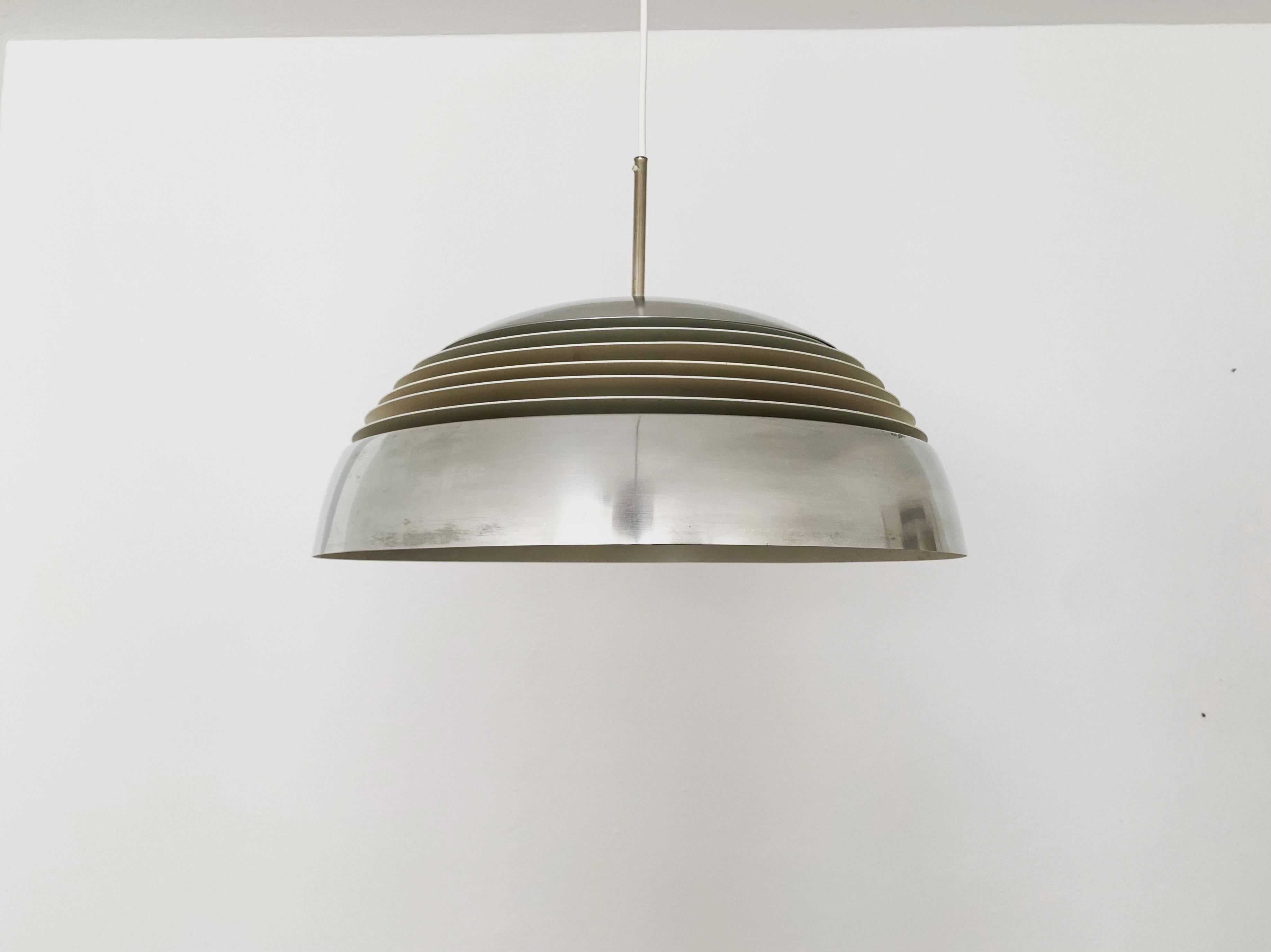 Impressive pendant lamp by Doria from the 1960s.
Extraordinarily beautiful design with a fantastic charisma.
The slats spread the light beautifully and create a warm and pleasant atmosphere.

Condition:

Good vintage condition with slight signs of
