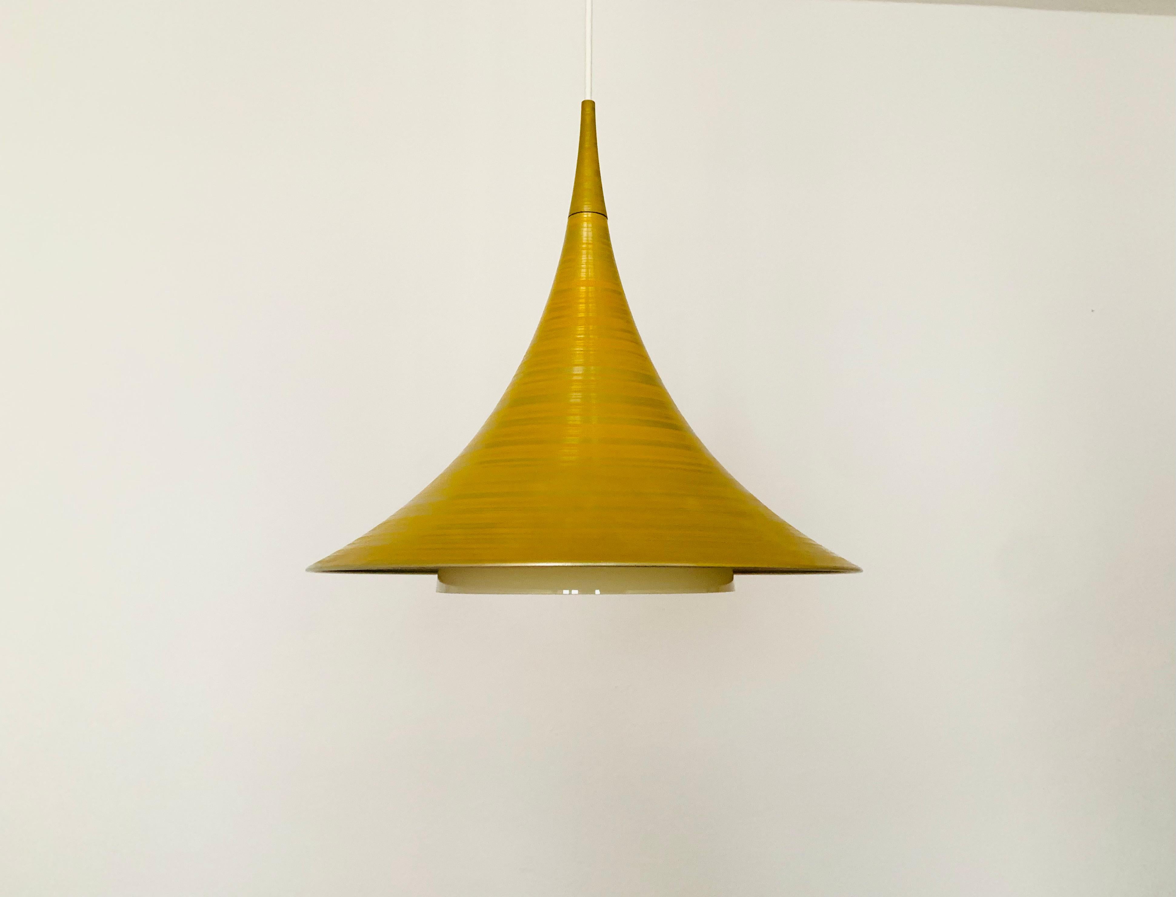 Very nice pendant lamp from the 1960s.
The design and the appearance of the lamp is particularly beautiful.
The shape creates a warm and pleasant light.
An absolute design classic and an enrichment for every home.

Condition:

Very good vintage