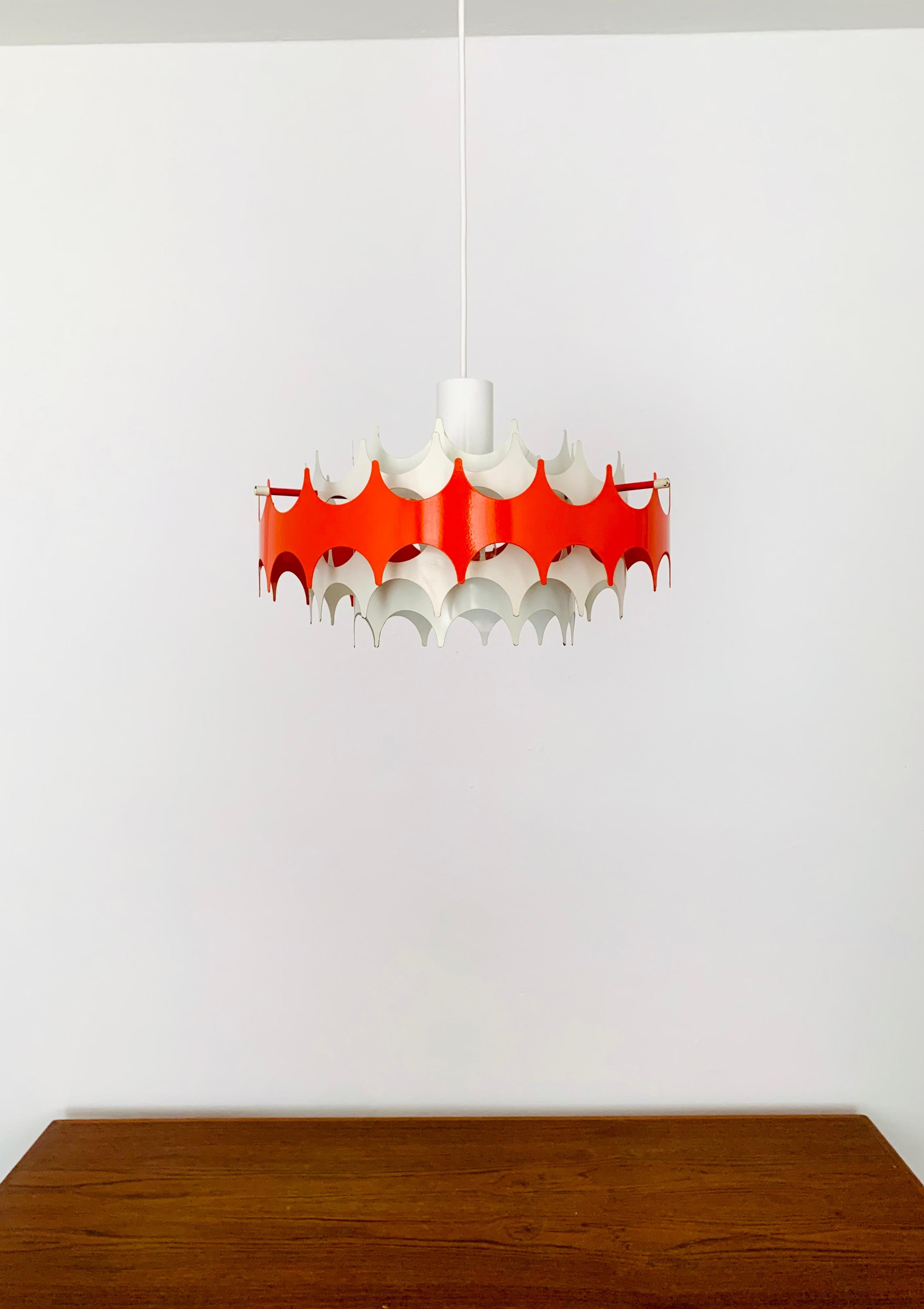 Beautiful pendant lamp from the 1960s.
Exceptionally high-quality workmanship with a fantastic appearance.
The design creates a spectacular play of light in the room.

Manufacturer: Doria

Condition:

Very good vintage condition with slight signs of