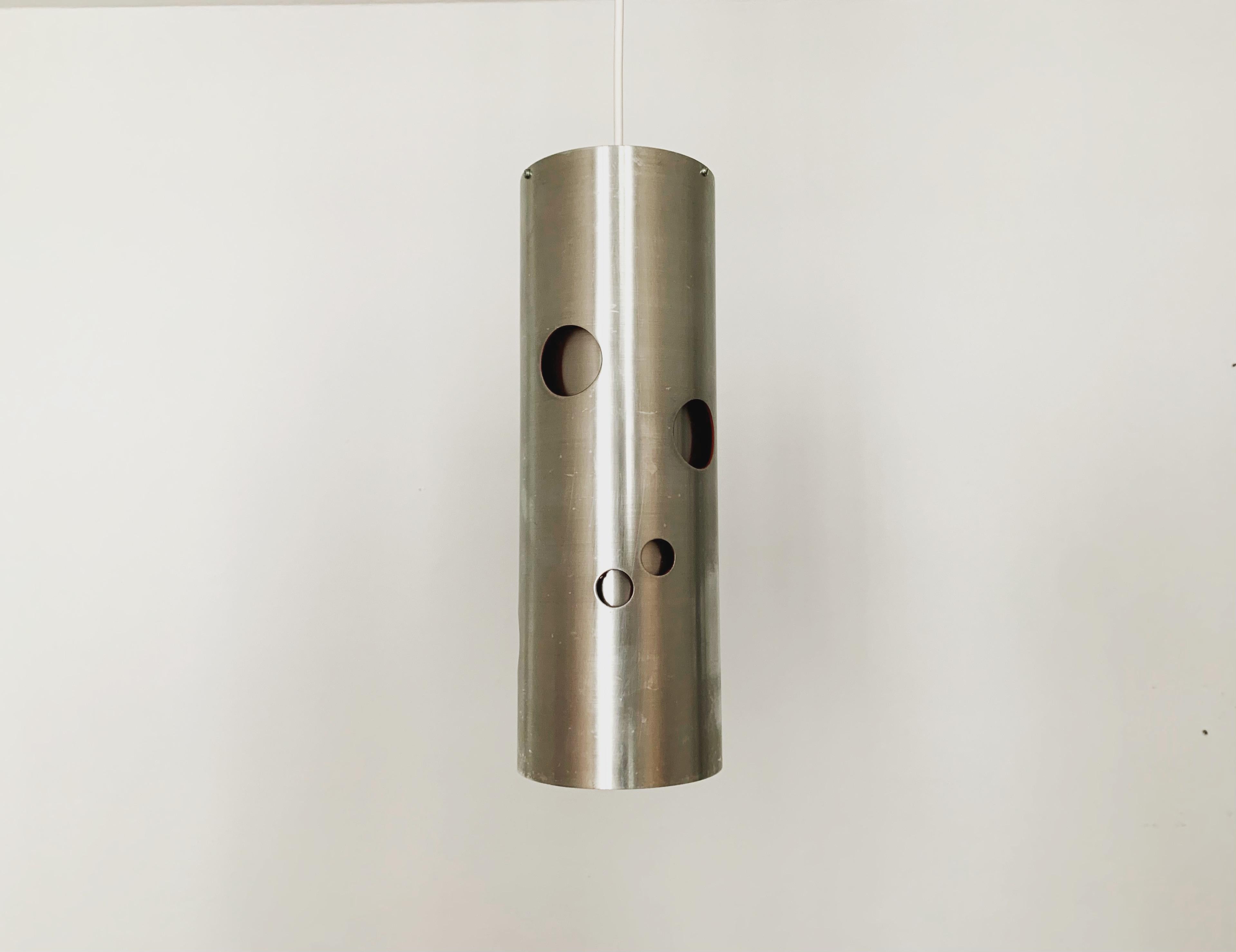 Bellissima lampada a sospensione in metallo degli anni '60.
Una lavorazione di straordinaria qualità con un fantastico carisma.
I fori evidenziati in rosso creano un'atmosfera calda e piacevole.

Produttore: Doria

Condizioni:

Condizioni vintage