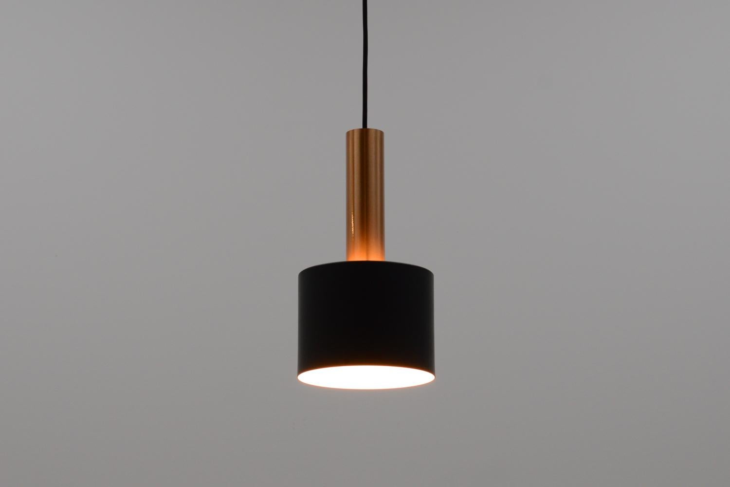 Pendant lamp by Doria leuchten, Germany 60s. Made of copper and black colored aluminum. Hold a E27 bulb. In very good vintage condition. 2 in stock!.

 