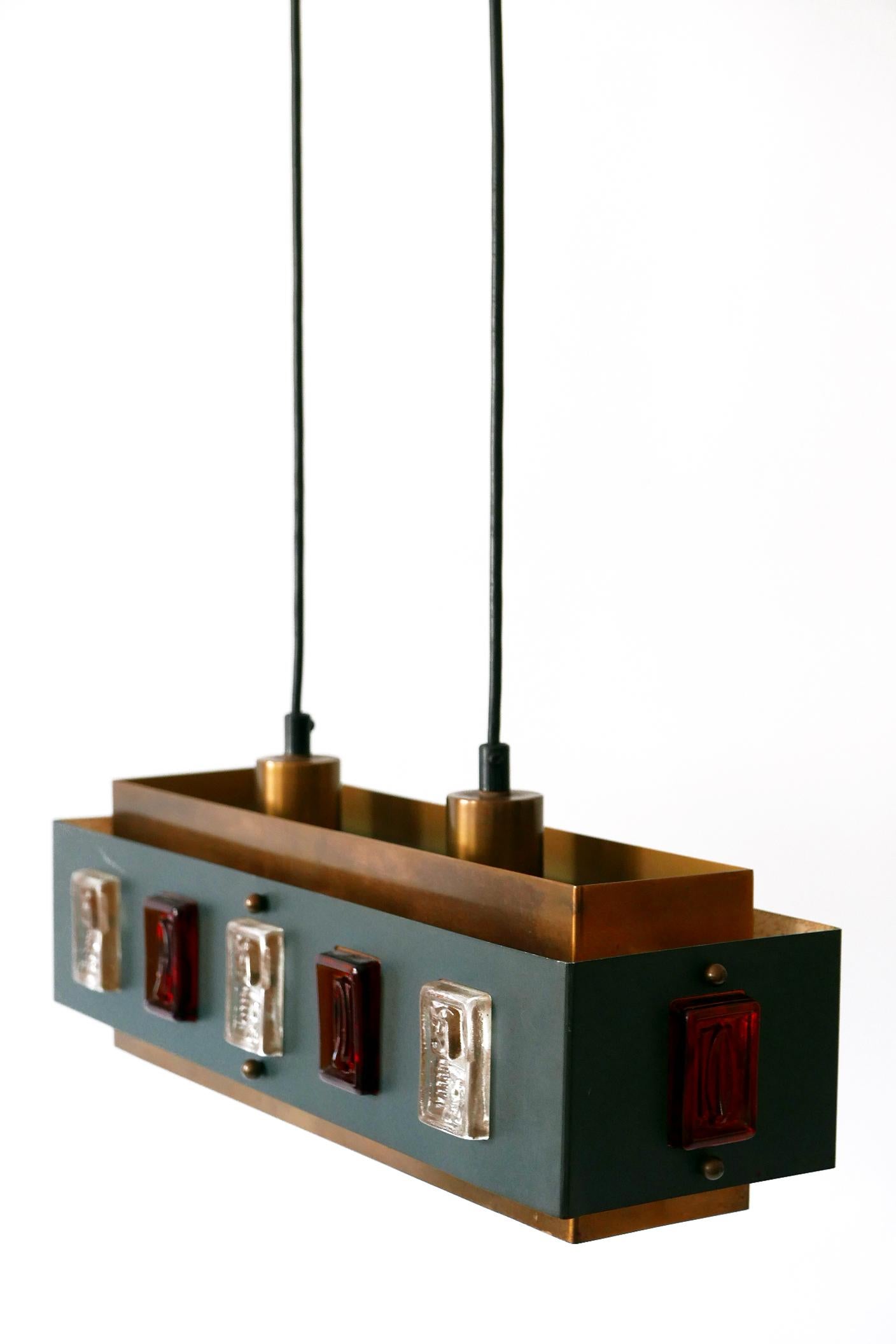 Amazing Mid-Century Modern pendant lamp or hanging light. Designed by Einar Backström and Erik Höglund for Boda Glasbruk, Sweden, 1960s.

Executed in enameled steel, brass, glass and enameled aluminum, it comes with 2 x E27 / E26 Edison screw fit
