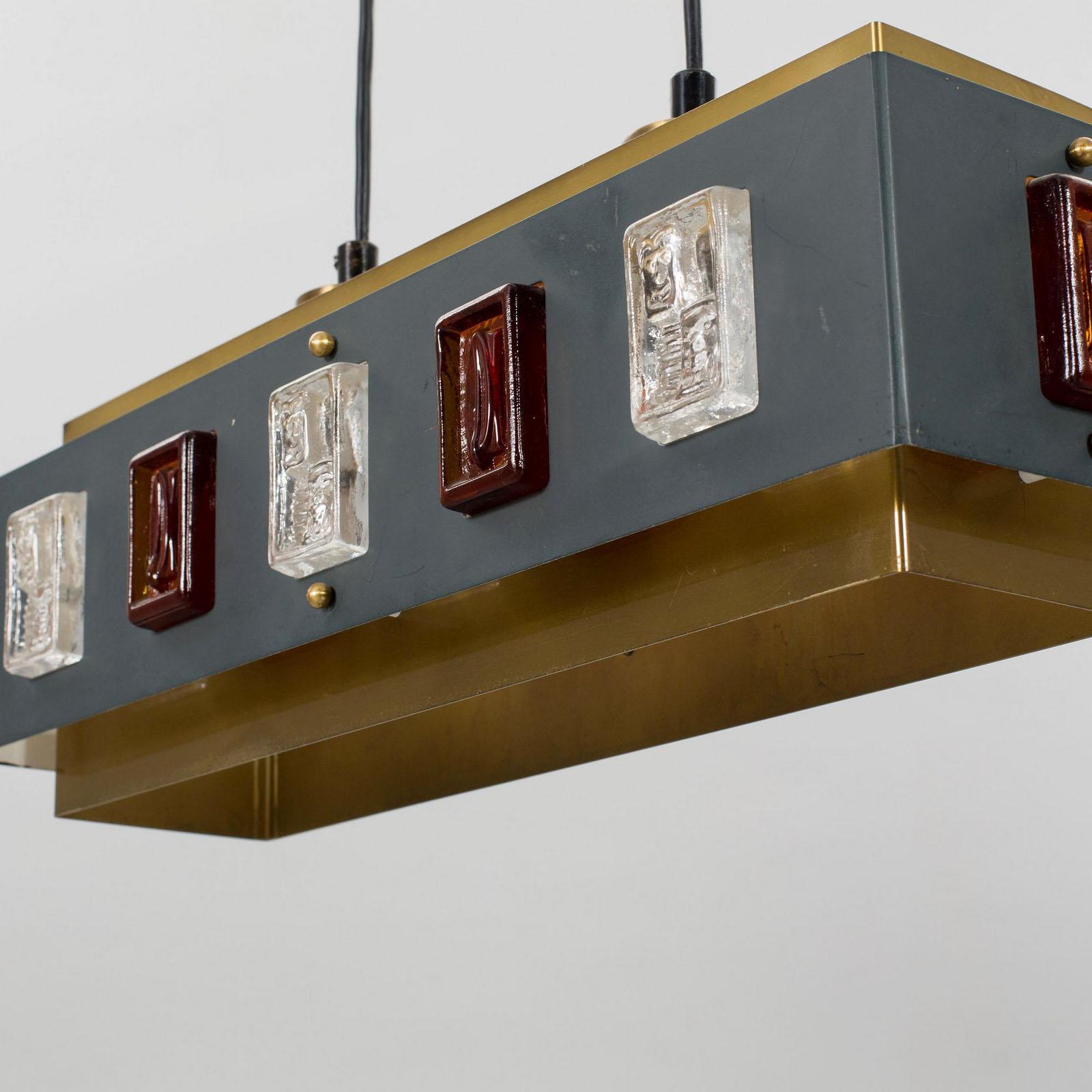 Stupefacente lampada a sospensione o a sospensione in stile Mid-Century Modern. Disegnato da Einar Backström e Erik Höglund per Boda Glasbruk, Svezia, anni '60.

Realizzato in acciaio smaltato, ottone, vetro e alluminio smaltato, è dotato di 2