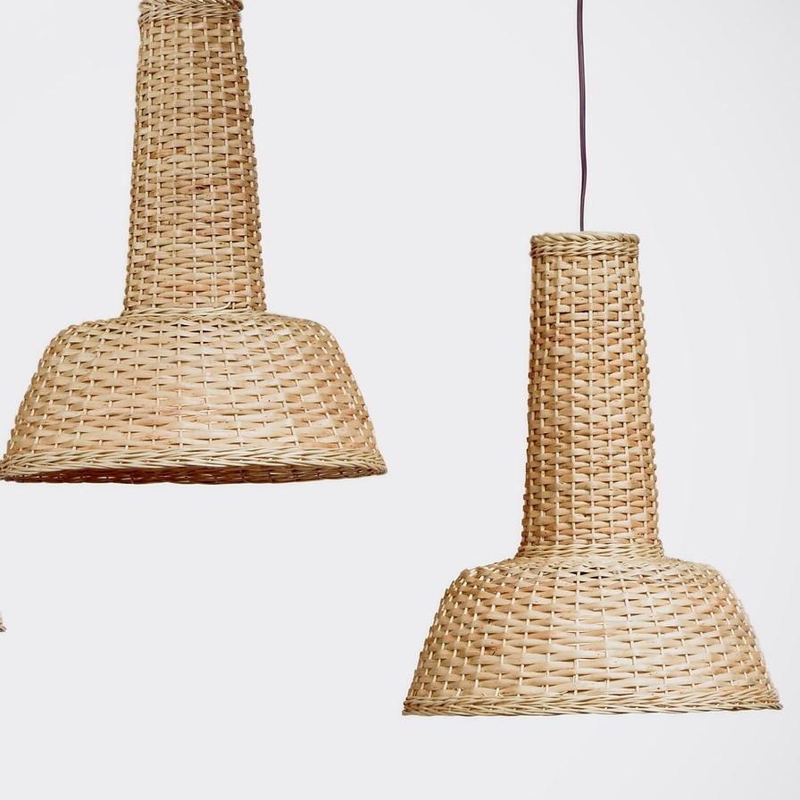 Lampada a sospensione di Faina.
Design: Victoriya Yakusha.
Materiali: vite di salice, struttura in acciaio.
Dimensioni: D 37 x H 44 cm.


La luce delle lampade trapela attraverso i disegni della vite di salice, diffondendo il calore del