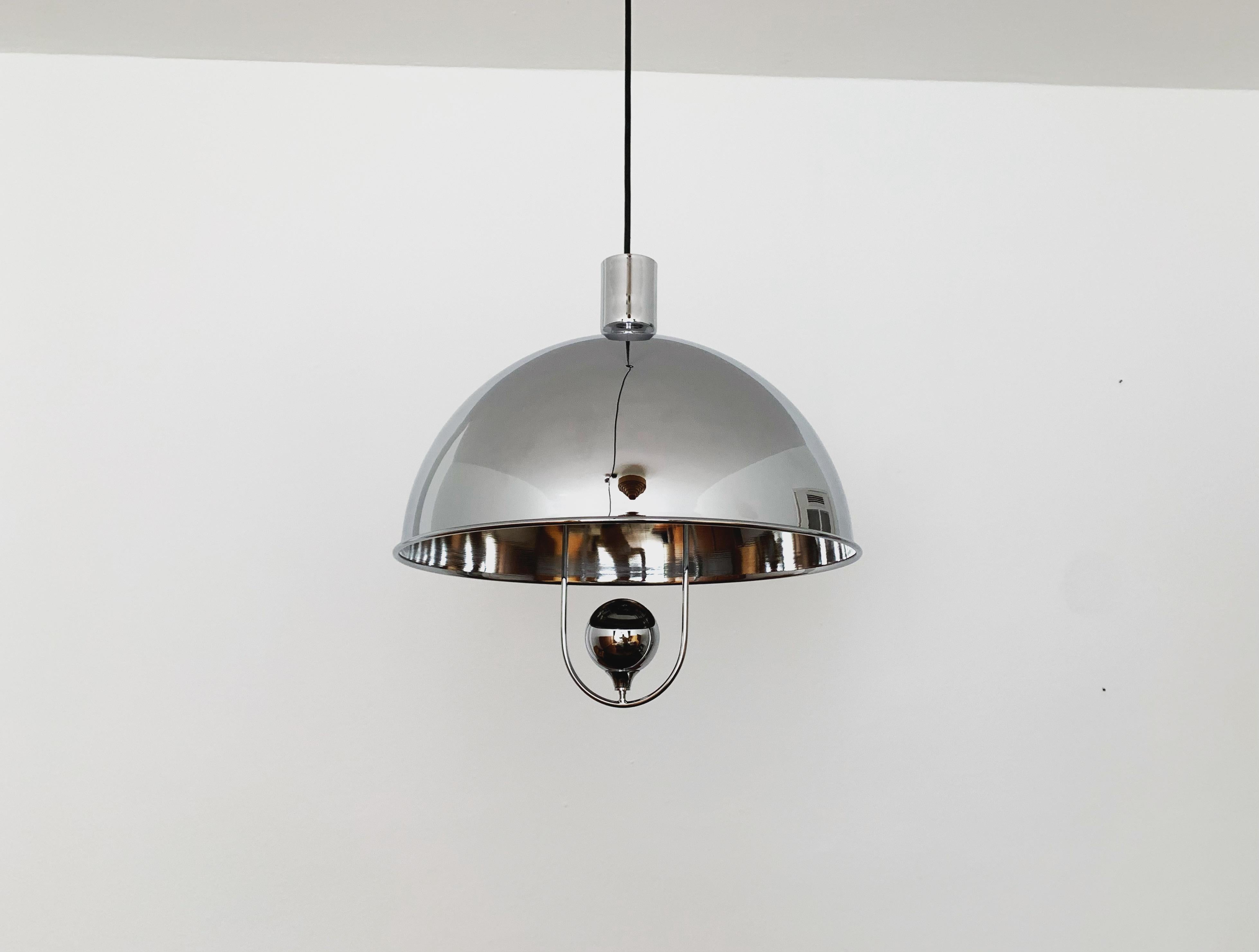 Very nice pendant lamp from the 1960s.
The lighting effect of the lamp is extremely beautiful.
The design creates a very elegant and pleasant light.
The lamp creates a very cozy atmosphere and is of very high quality.

Design: Florian