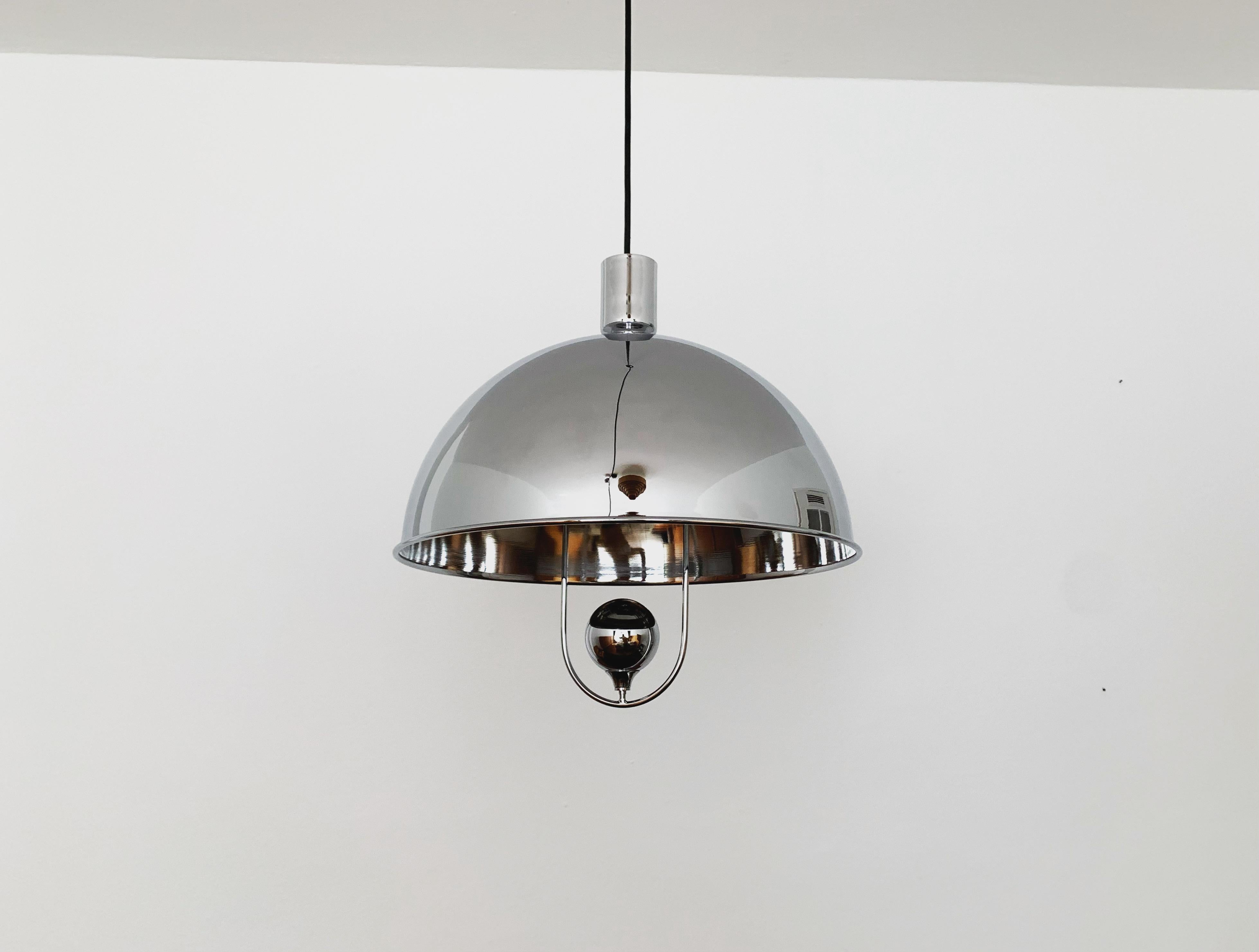 Lampada a sospensione molto bella degli anni '60.
L'effetto luminoso della lampada è estremamente bello.
Il design crea una luce molto elegante e piacevole.
La lampada crea un'atmosfera molto accogliente ed è di alta qualità.

Design: Florian