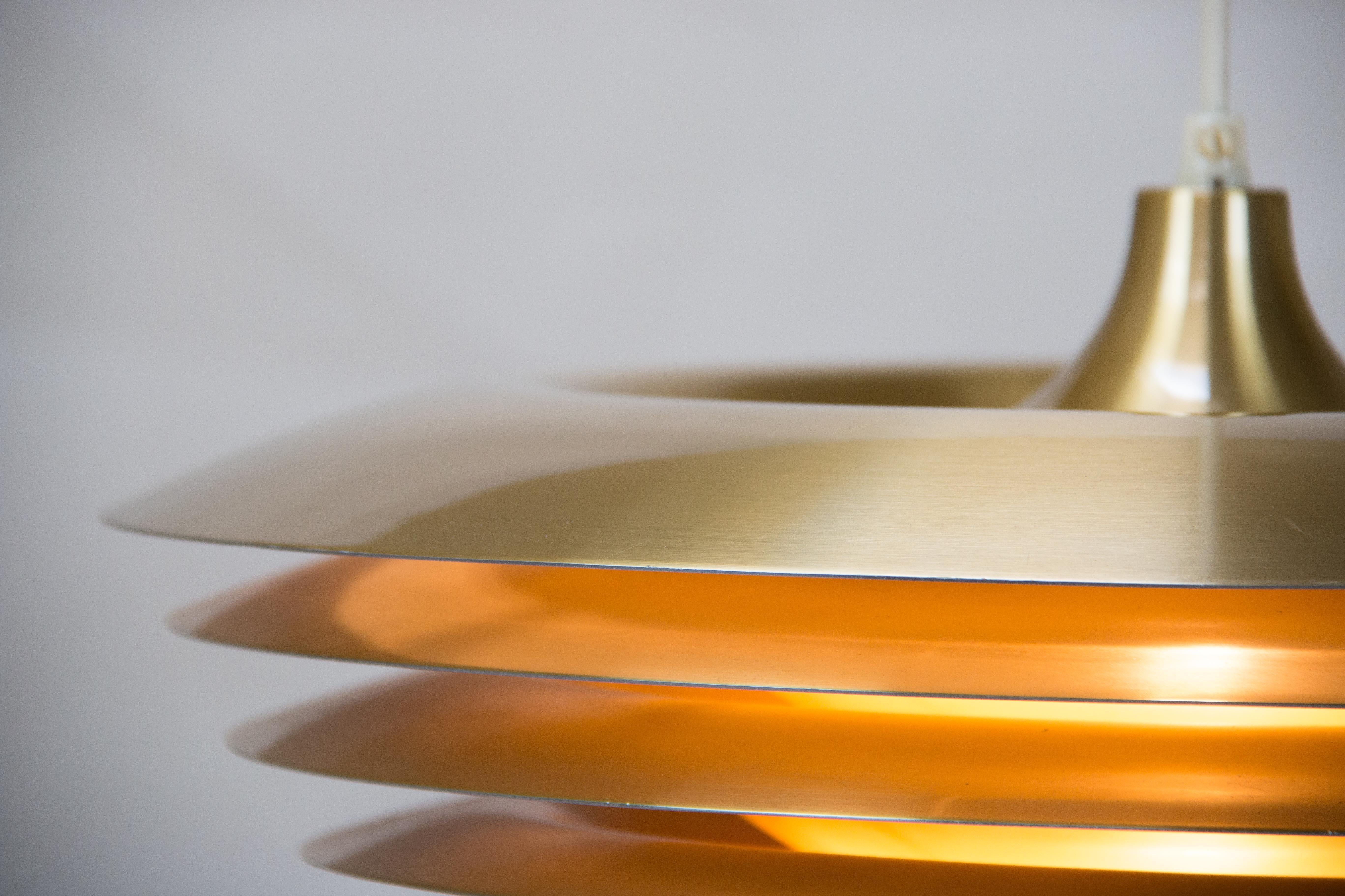 Sehr seltene Hängelampe, Hans Agnes Jakobsson Markaryd zugeschrieben
4 Farbtöne in verschiedenen Größen 
Sehr gemütliches Licht
Die Lampe kommt mit neuem Textilkabel
eine E27-Fassung
großer Zustand
