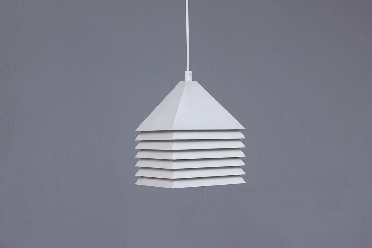 Pendant lamp designed by Hans-Agne
Jakobsson,  manufactured by Svera in
The  Netherlands   during   the  1960s.
Made  from  layers of white lacquered
metal. 
