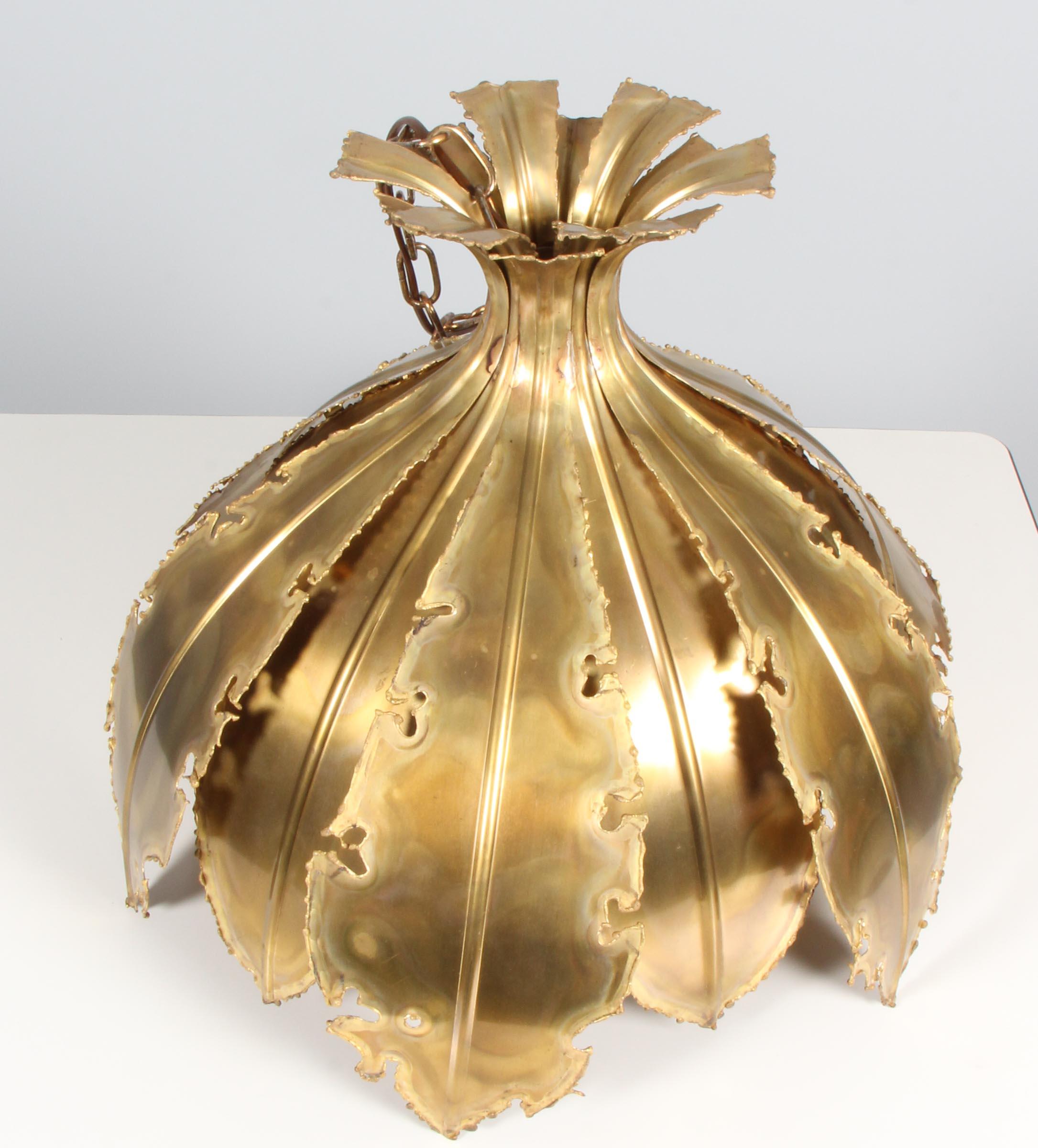 Pendant lamp by Holm Sørensen in brass.

Designed by Svend Aage Holm Sørensen. Model onion.