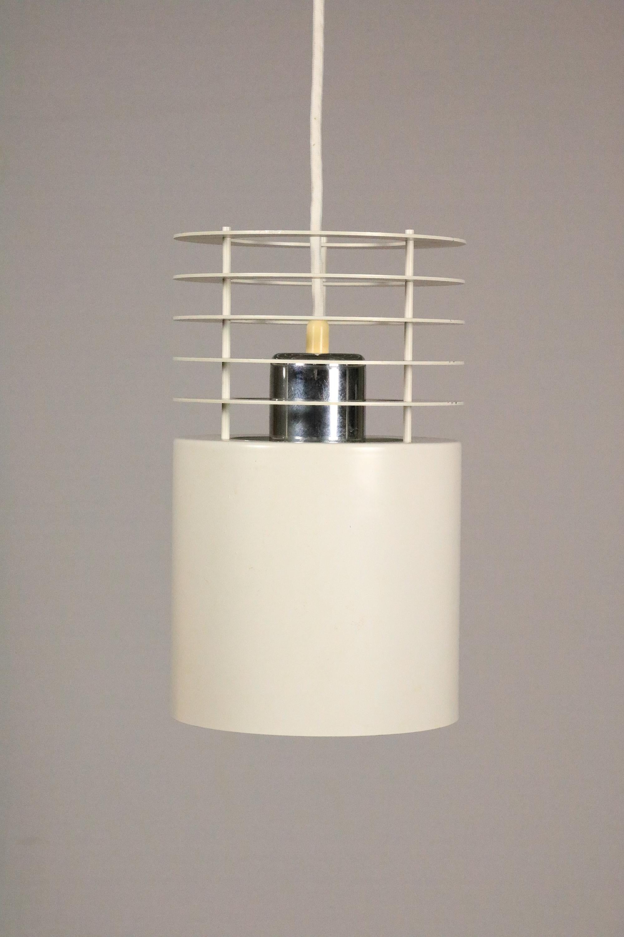 Klassische Leuchte aus Dänemark. Lampe aus Metall, pulverbeschichtet und mit verchromtem Gestell.
Sehr hohe Qualität.

Gestaltung: Jo Hammerborg
Hersteller: Fog und Morup

Modell Hydra 1

Höhe: 29 cm / 11,4 Zoll
Durchmesser: 17,5 cm / 6,9