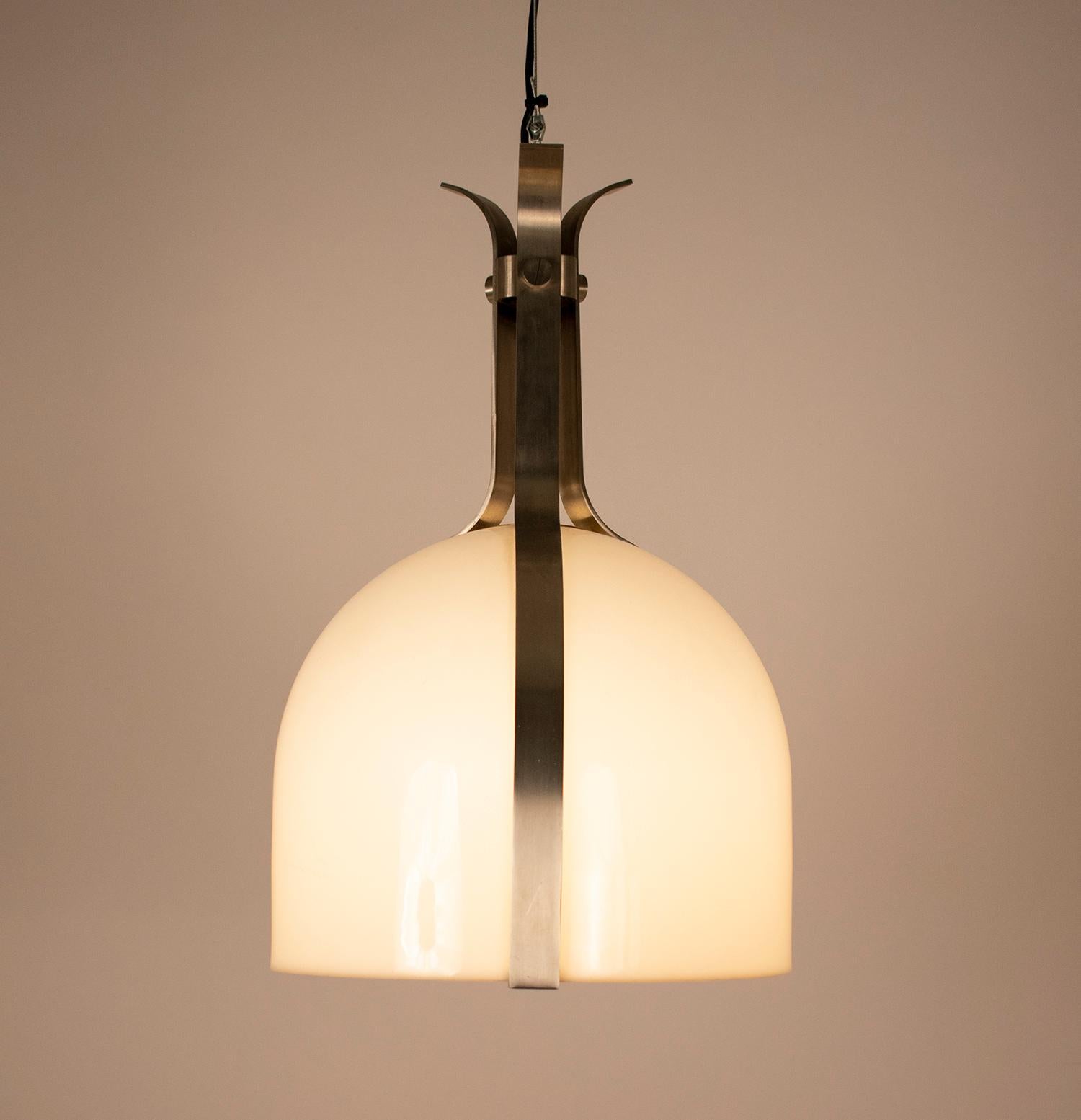 Ceiling lamp designed by Jordi Vilanova, Catalan designer in 1970.

Steel and methacrylate.