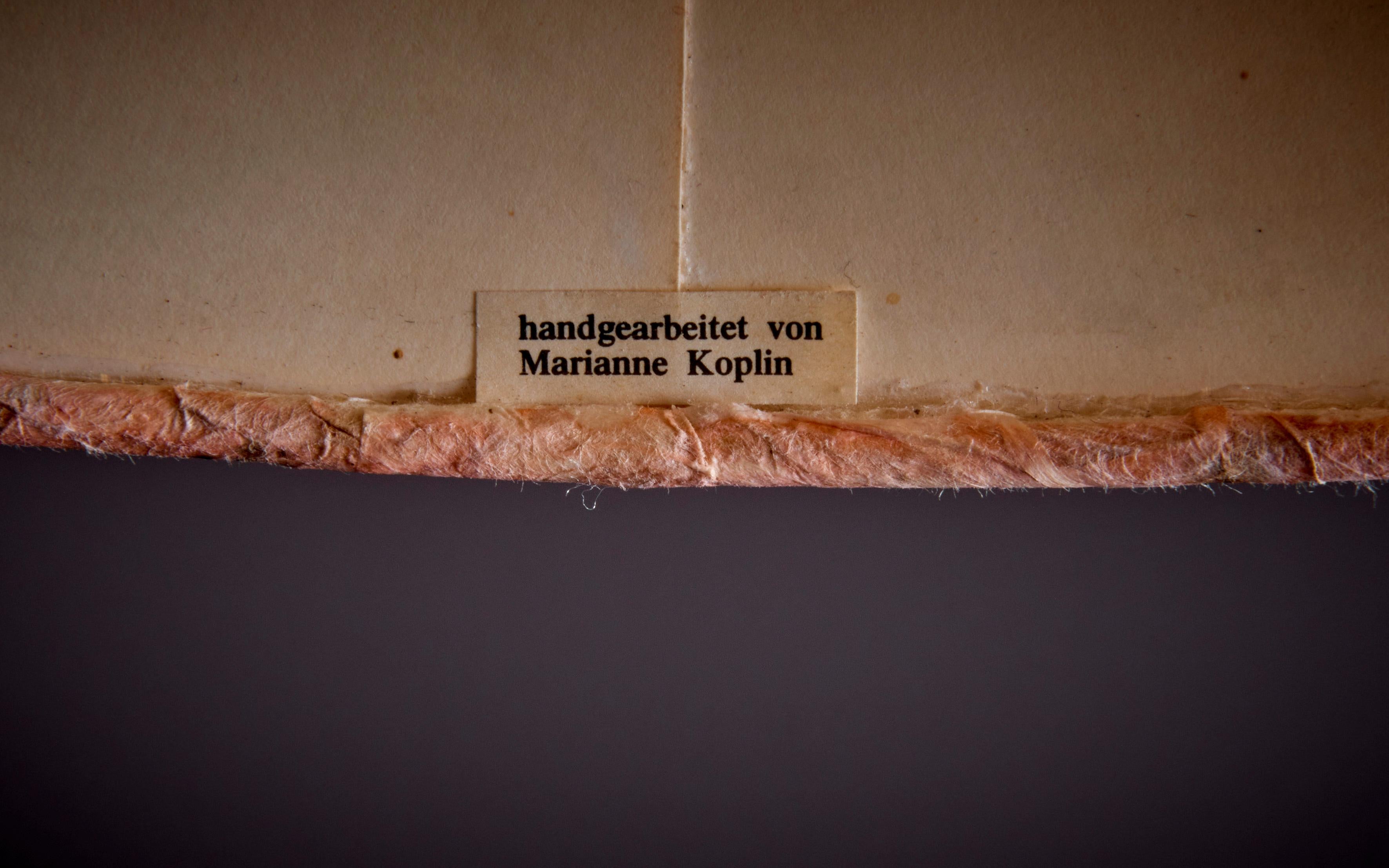 Lampe suspendue de Marianne Koplin avec abat-jour en papier, Allemagne - années 1970. La hauteur indiquée correspond à la hauteur de l'abat-jour.