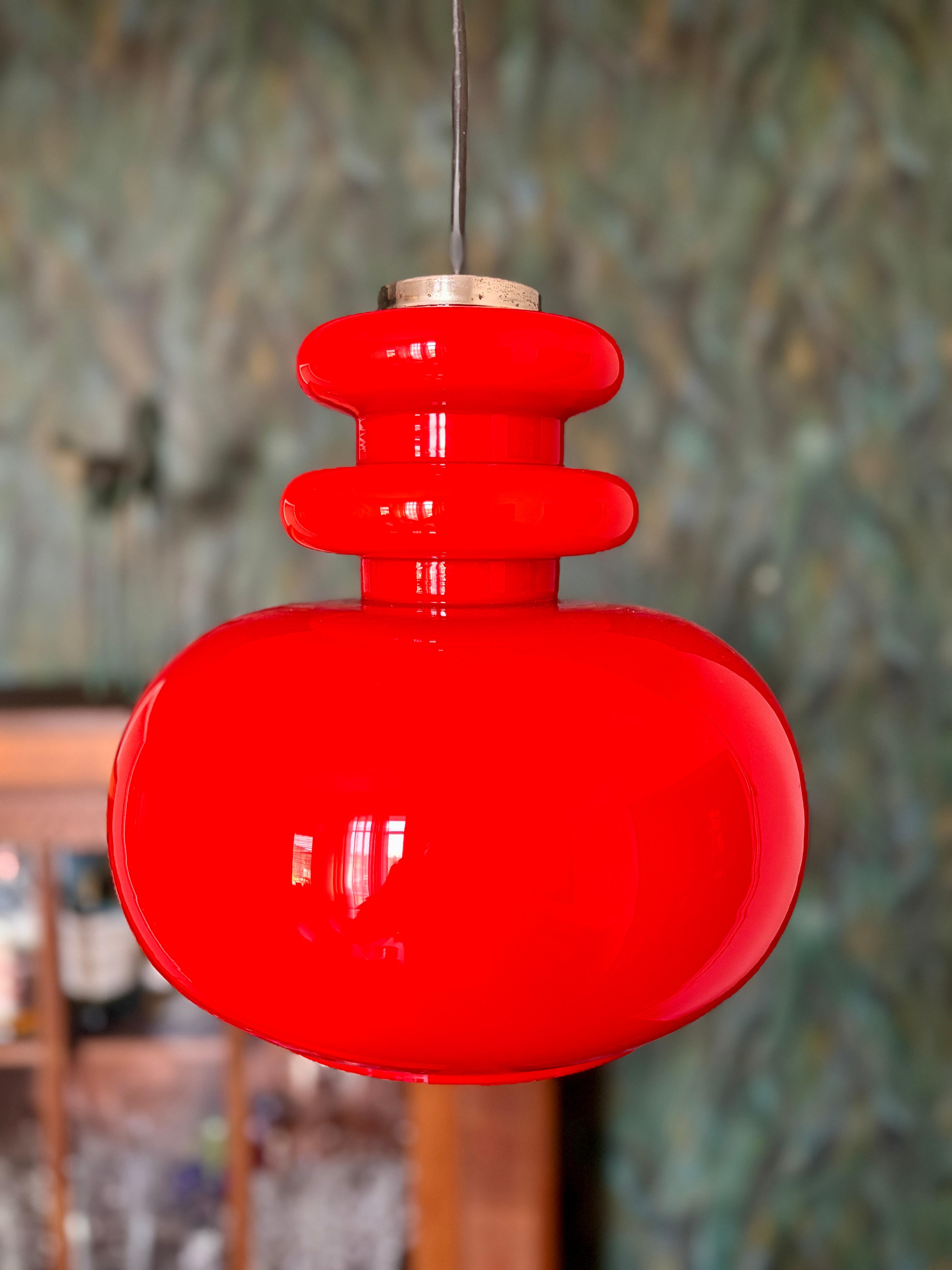 Bellissima plafoniera di Murano soffiata a bocca di Peill & Putzler.
Bellissimo vetro dal design di metà secolo con una presa E27 per un massimo di 40W. 40W.
Descriverei il colore come rosso/arancio sanguigno.

Perfettamente funzionante e originale