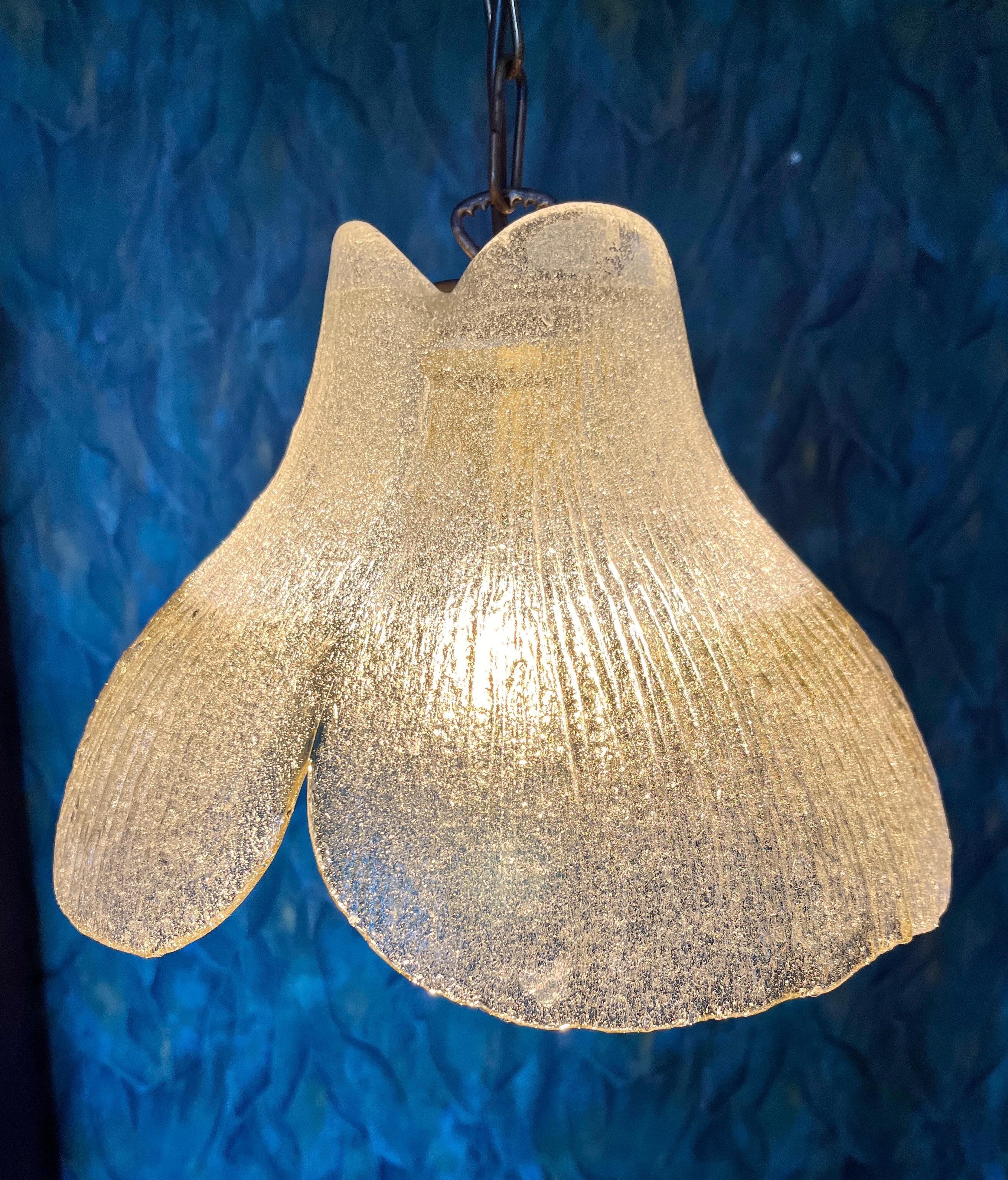 Bellissima, grande plafoniera di Murano soffiata a mano di Peill & Putzler.
Bellissimo vetro dal design di metà secolo con una presa E27 per un massimo di 40W. 40W.
Lunghezza totale 125 cm... può essere accorciata.

Perfettamente funzionante e