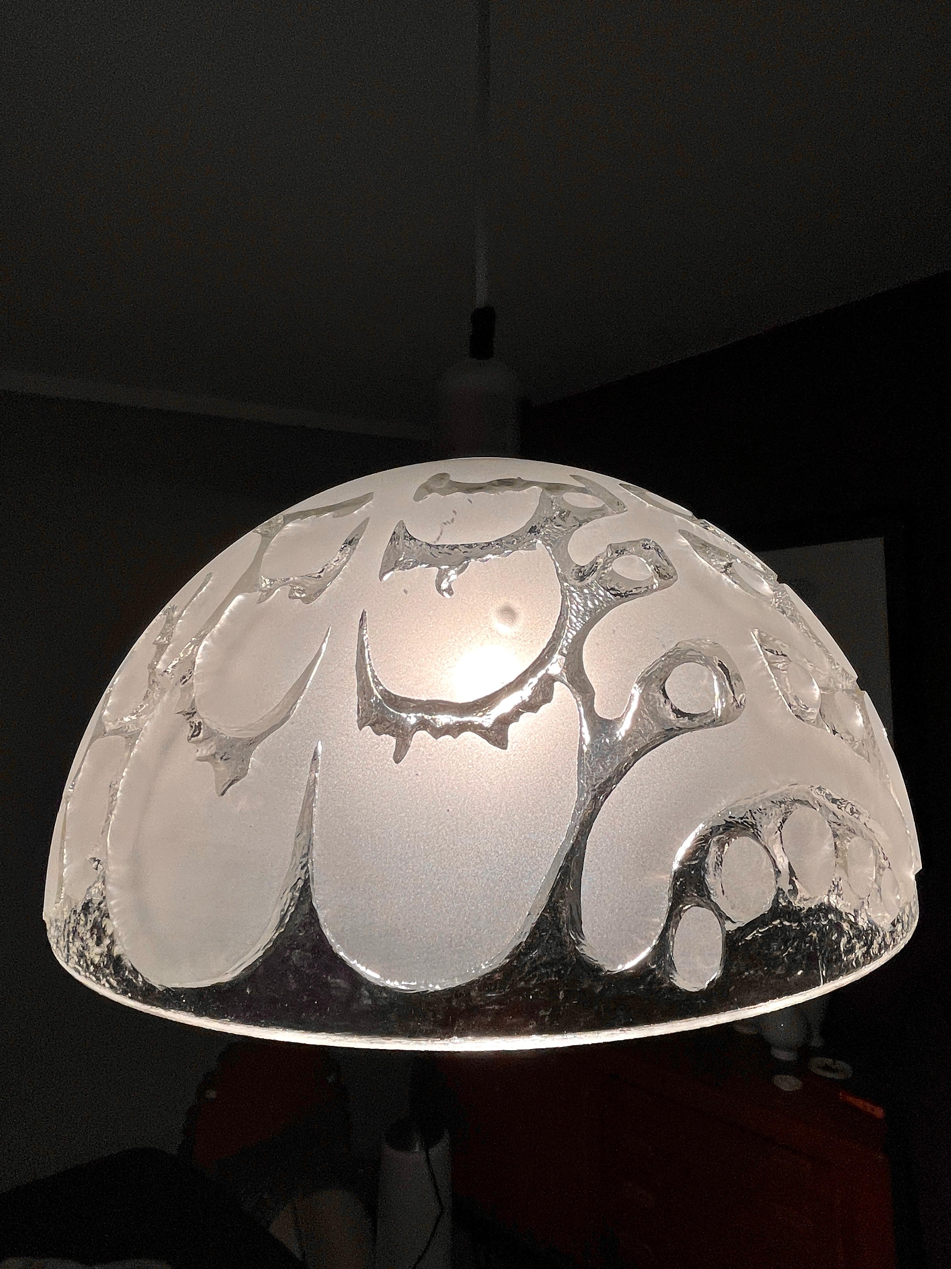 Bellissima, grande plafoniera di Murano soffiata a mano di Peill & Putzler.

Bellissimo vetro dal design di metà secolo con una presa E27 per un massimo di 40W. 40W.

Condizioni vintage molto buone, senza danni.

Perfettamente funzionante e