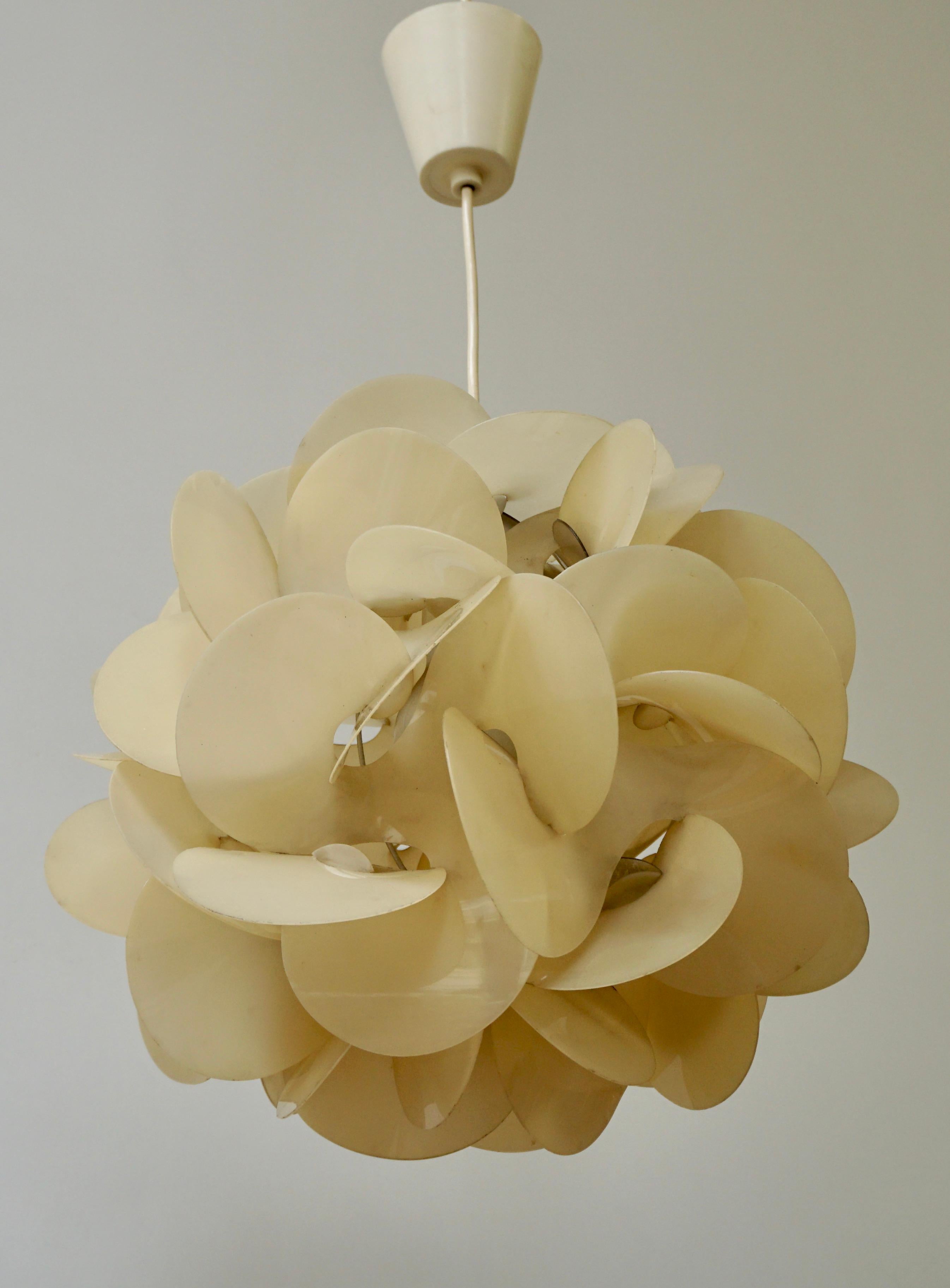 This pendant or ceiling lamp was designed by Raoul Raba. It is made from plastic with a metal wire frame inside.
Model: Rose des sables
Measures: Diameter 33 cm.
