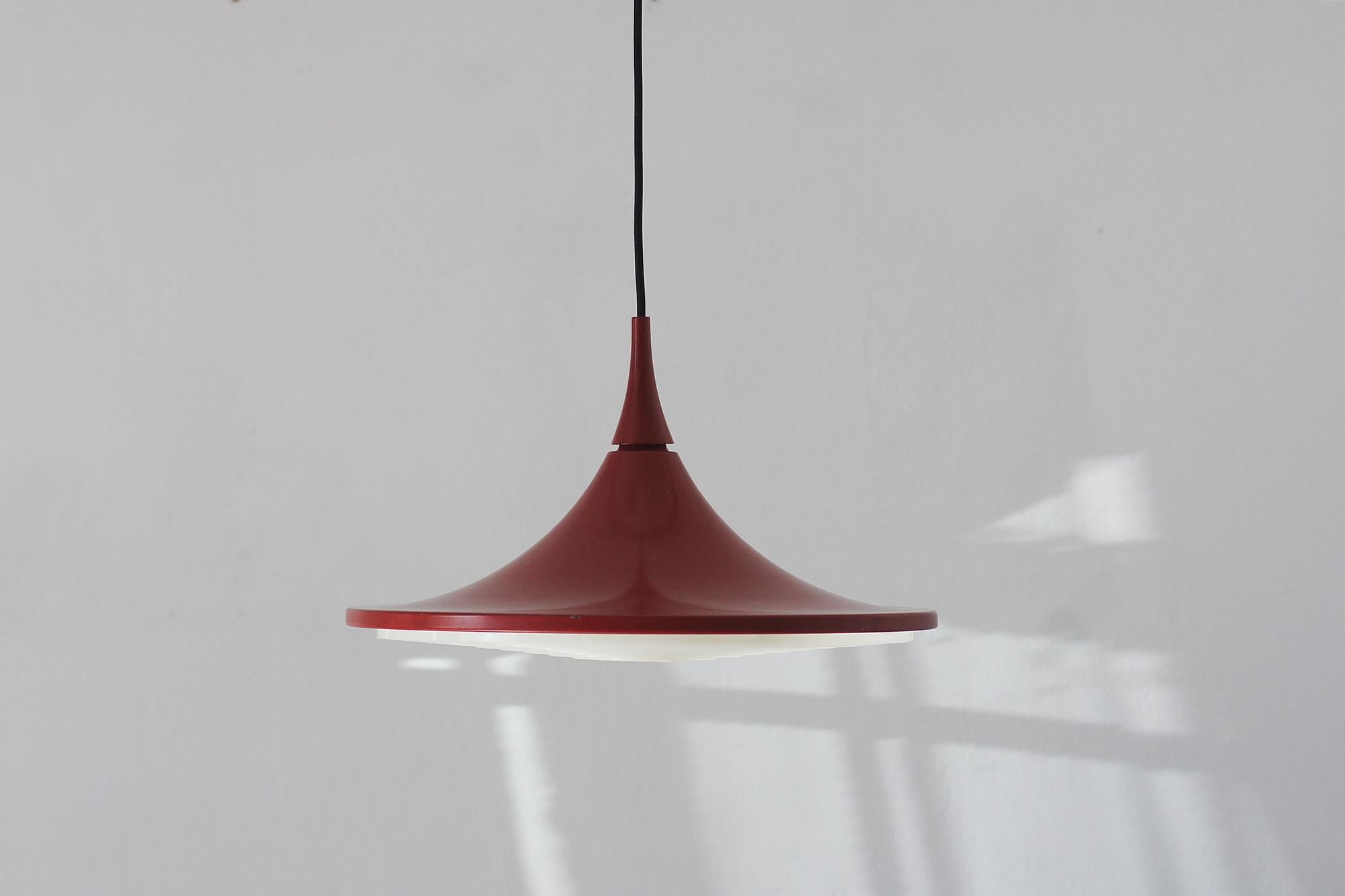 The Staff 5480 pendant lamp, designed by Rolf Krüger in 1968 for Staff & Schwarz Leuchtenwerke GMBH in Lemgo (Germany), is an example of timeless design from the late 1960s. The model is distinguished by a round, conical aluminum shade finished in