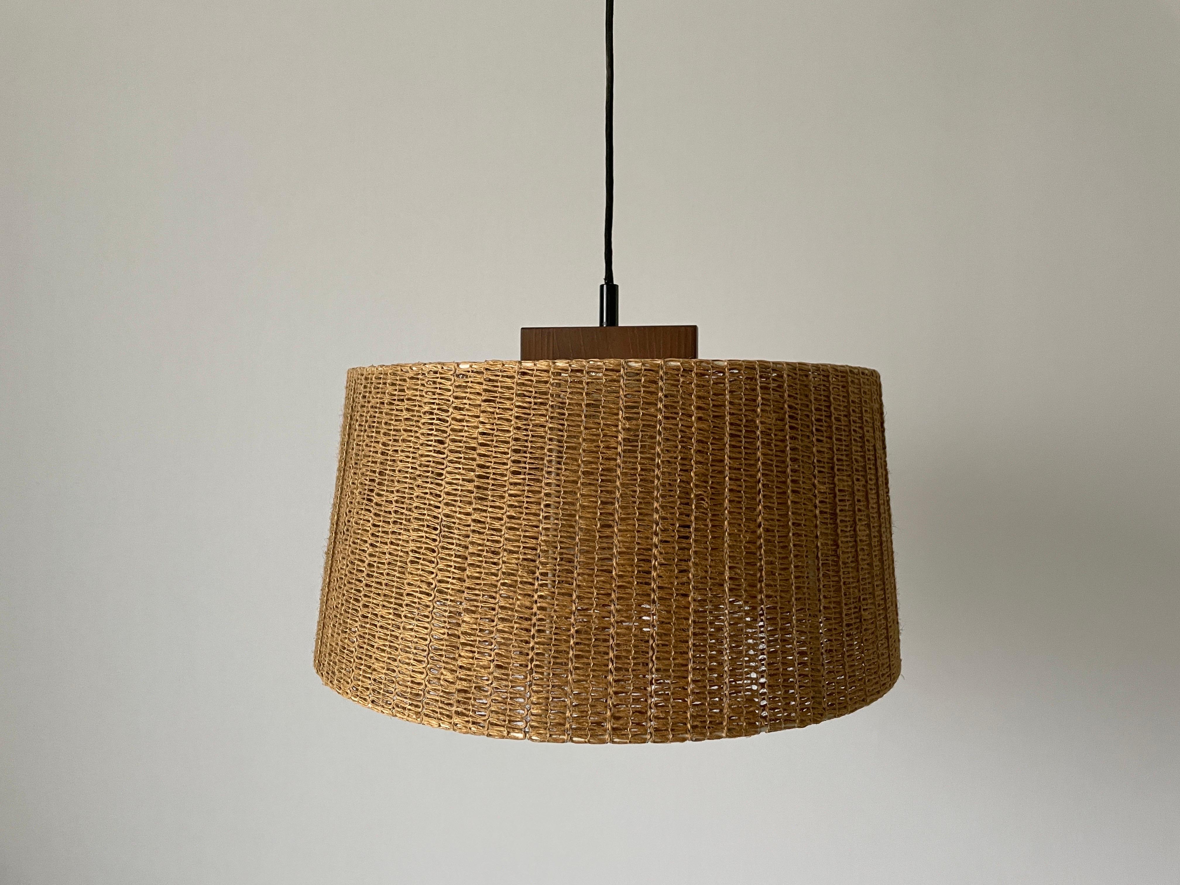 Lampada a sospensione di Temde, anni '60, Svizzera

Lampada a sospensione dal design elegante e minimalista

Il paralume è in buone condizioni e molto pulito. 
Questa lampada funziona con  2x lampadina E27. 
Cablato e adatto all'uso con 220V e 110V