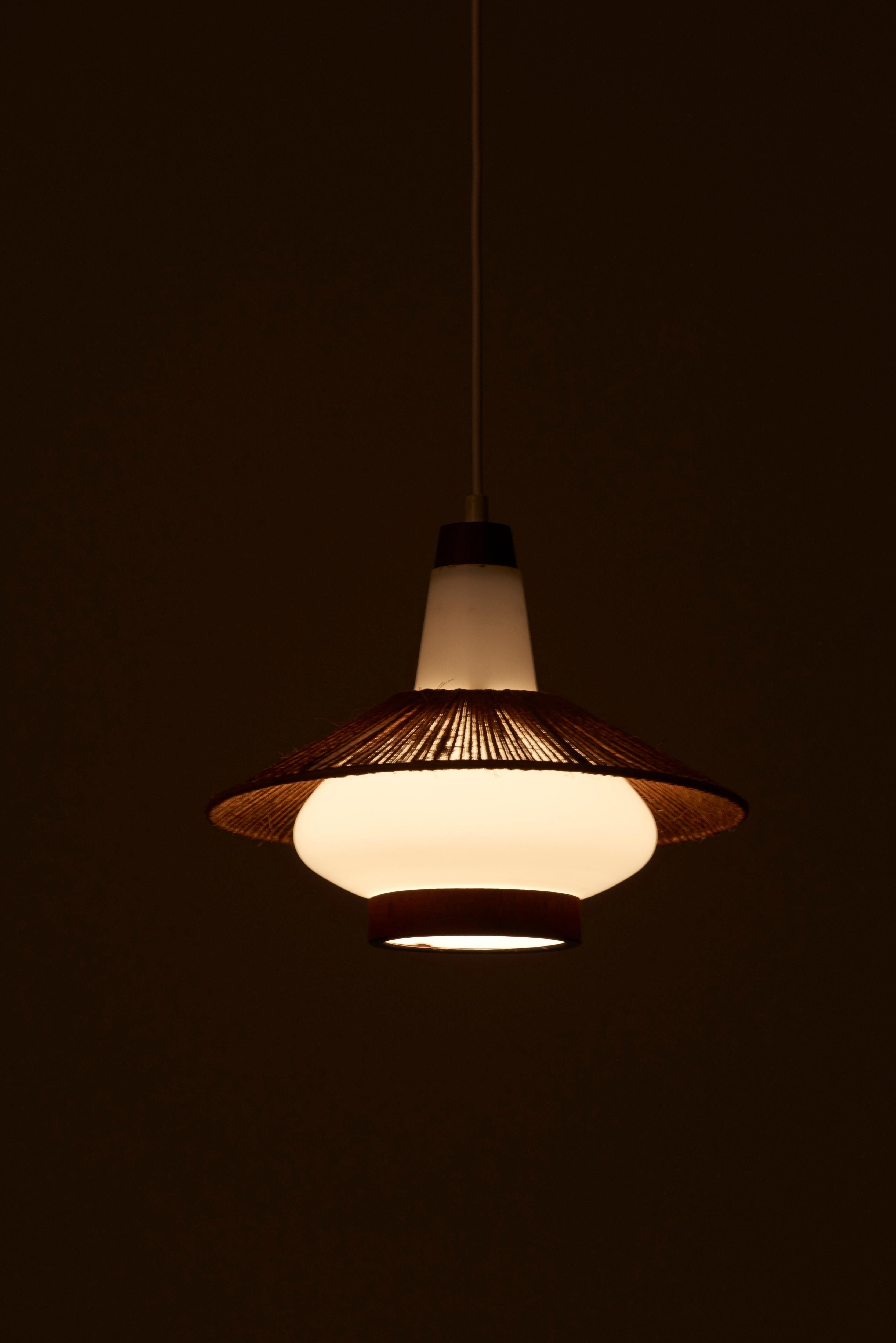 Lampe suspendue ronde avec abat-jour en cordon fabriquée par Corde Leuchten.
Nous avons également d'autres lampes Temde en stock.

1 x douille E27.

Remarque : la lampe doit être installée par un professionnel conformément aux exigences locales.