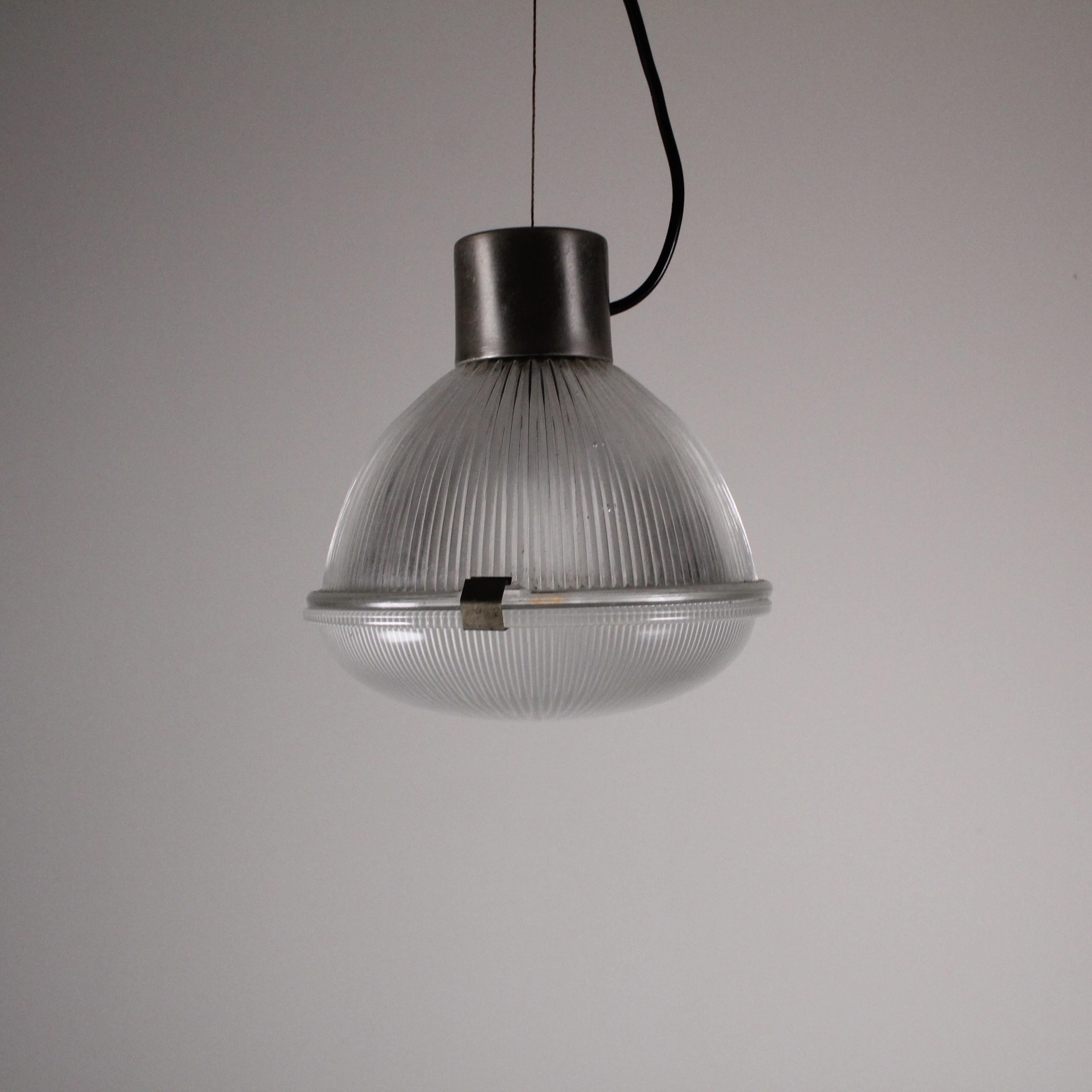 La lampe suspendue de Tito Agnoli, une création visionnaire de 1959 par Oluce, incarne l'éclat du design du milieu du siècle. L'approche avant-gardiste d'Icone est évidente dans les lignes épurées et minimalistes et l'esthétique intemporelle de
