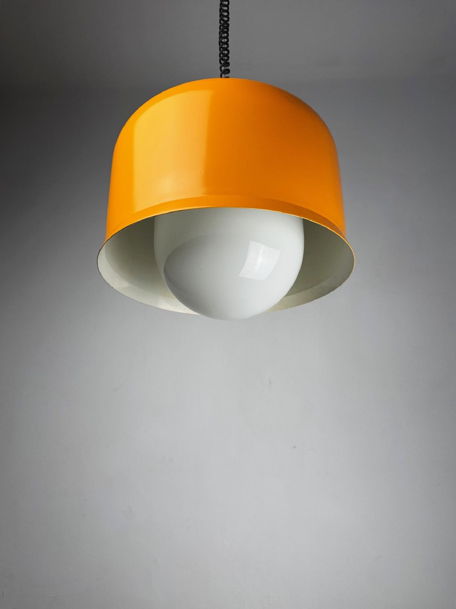 Lámpara Colgante de Tramo, España, años 70 - Diseño Español de la Era Espacial

Esta lámpara colgante, un vibrante ejemplo de la iluminación española de la Era Espacial de los años 70, fue producida por Tramo (Trabajos Molestos), un fabricante