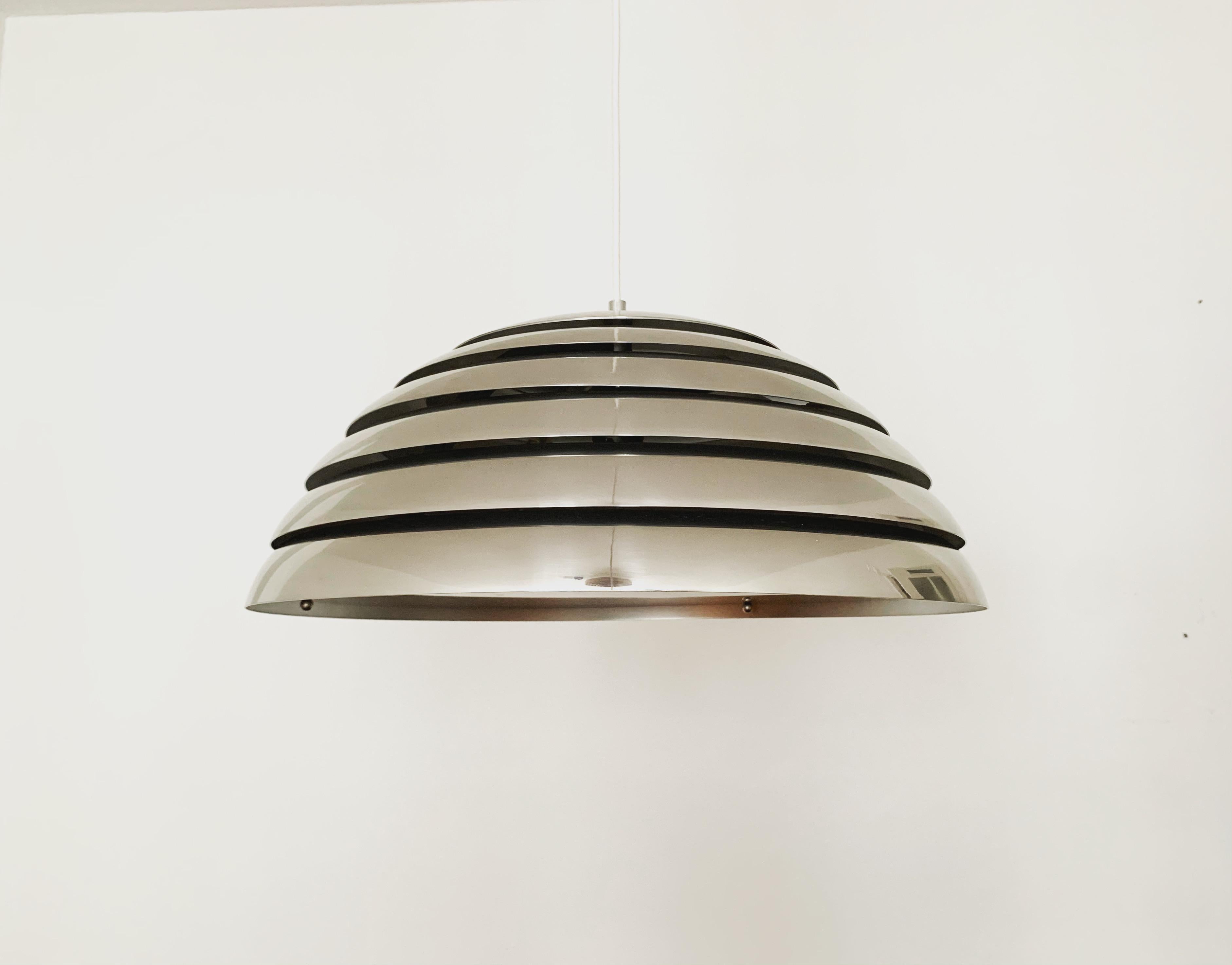Wunderschöne Hängeleuchte aus den 1960er Jahren.
Außergewöhnlich gelungenes Design und sehr hochwertige deutsche Verarbeitung.
Das Design schafft eine angenehme Lichtatmosphäre.

Bedingung:

Sehr guter Vintage-Zustand mit leichten