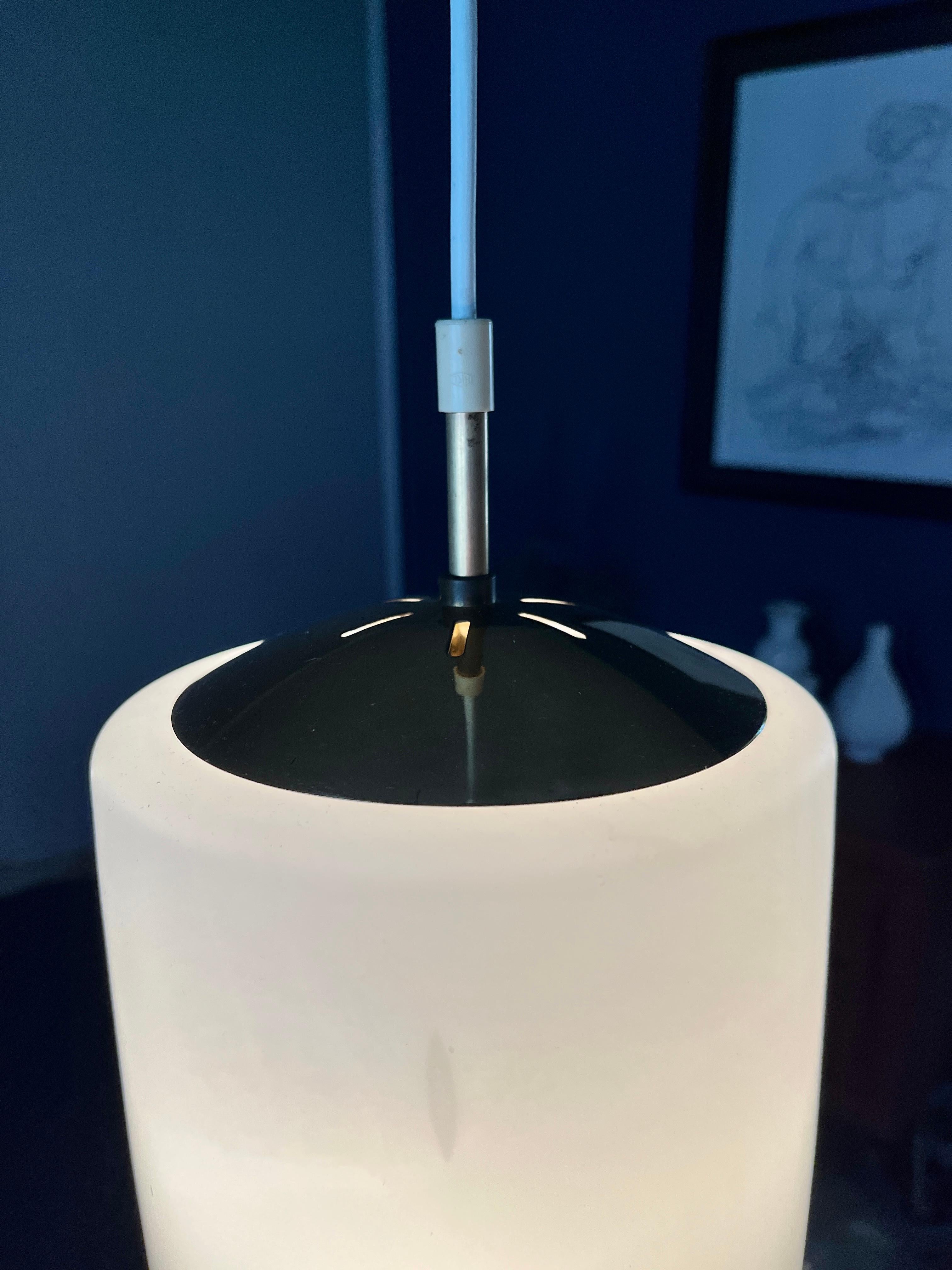 Questa lampada a sospensione è stata progettata e prodotta da Wilhelm Wagenfeld per Peill & Putzler negli anni Cinquanta.

Un fantastico e insolito design Bauhaus!

Model: Bonn
Design/One: Wilhelm Wagenfeld, 1952
Produttore: Peill & Putzler
Vetro