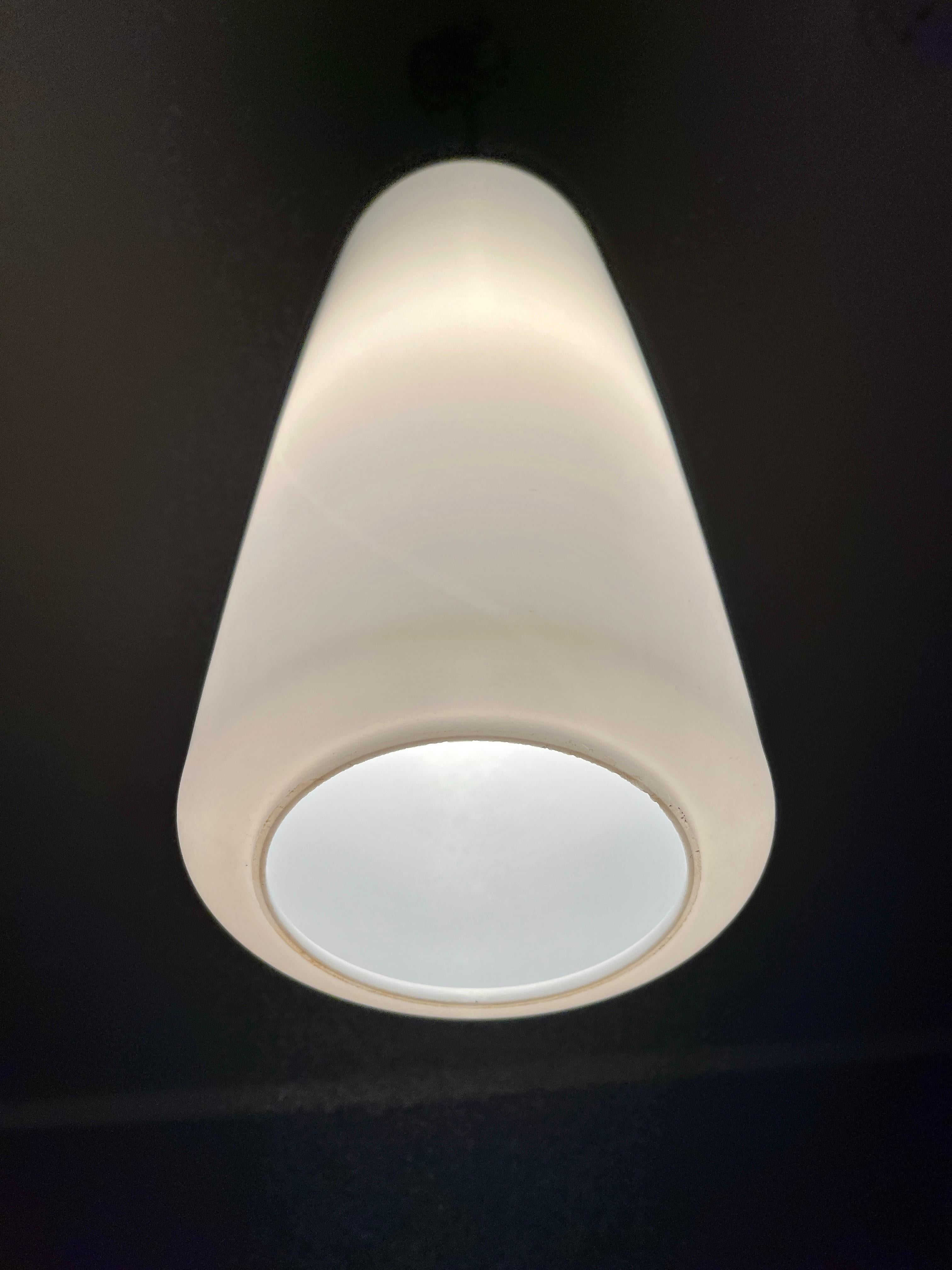 Questa lampada a sospensione è stata progettata e prodotta da Wilhelm Wagenfeld per Peill & Putzler negli anni Cinquanta.

Un fantastico e insolito design Bauhaus!

Model: Colonia
Design: Wilhelm Wagenfeld
Produttore: Peill & Putzler
Vetro