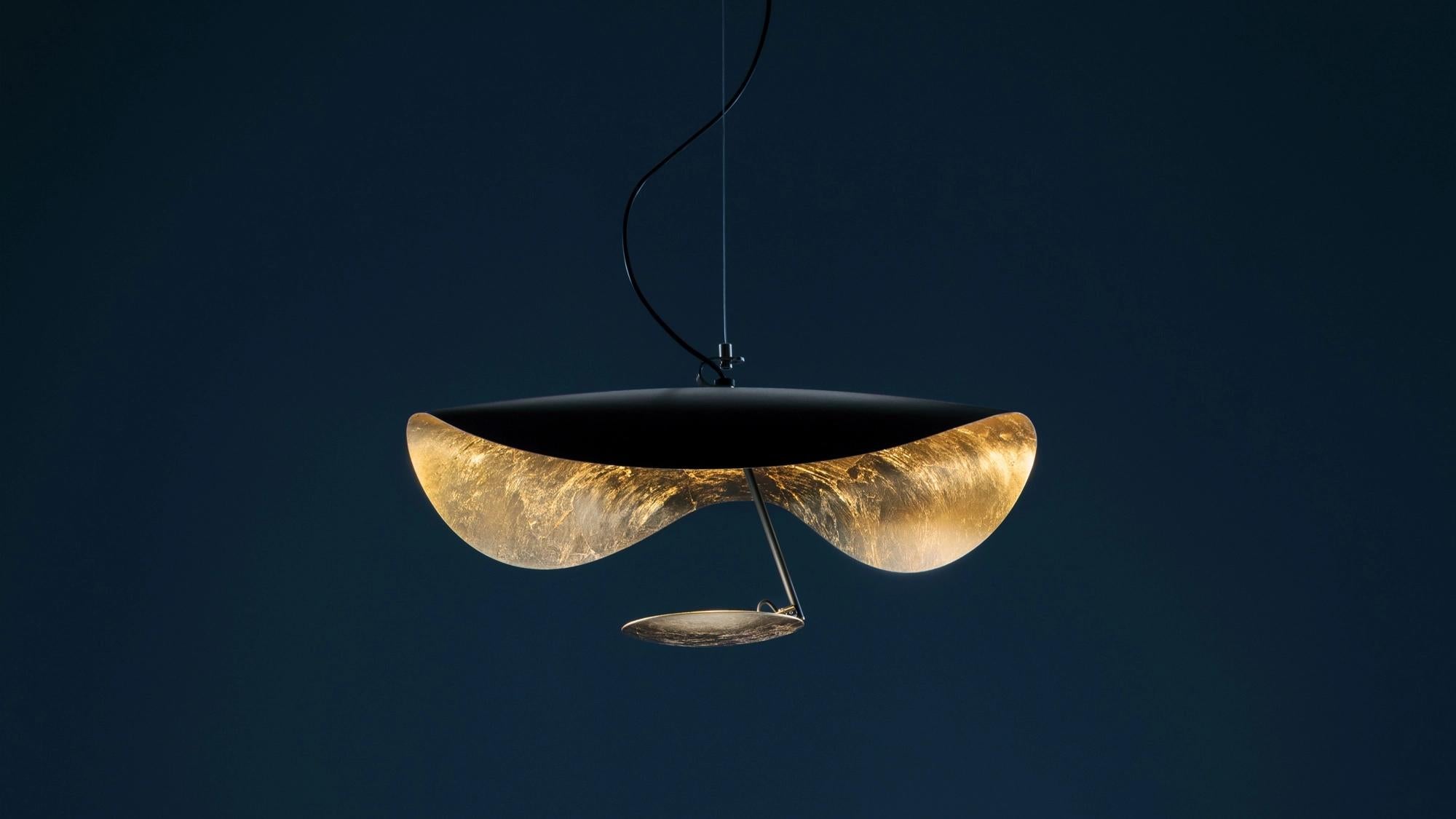 La Lederam Manta S1, diseñada por Catellani & Smith, encarna la precisión y la elegancia en el diseño de iluminación. Sus discos curvados de colores suaves rodean un módulo LED ultraplano, produciendo una forma suspendida fina y escultural que